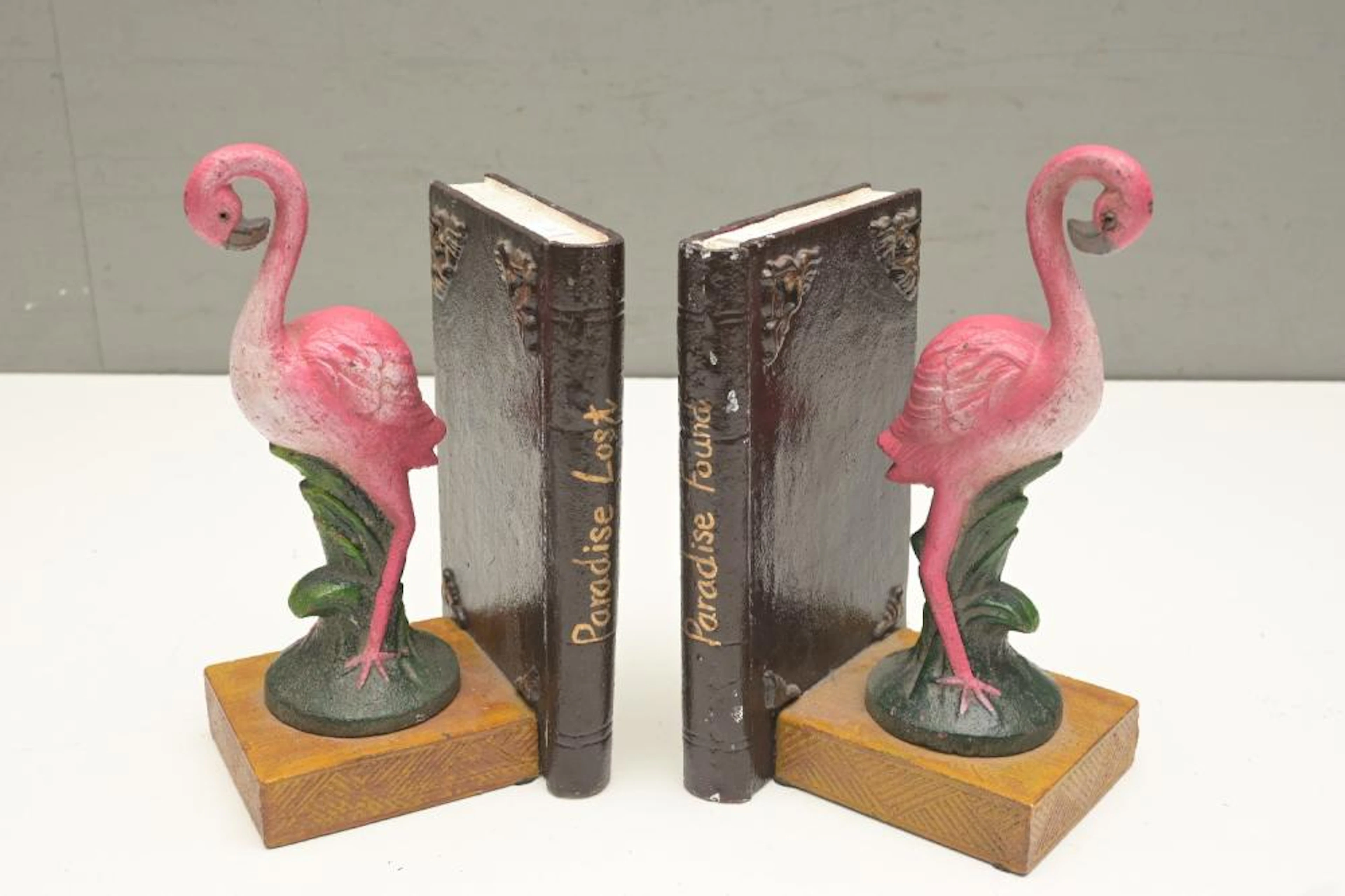 A PAIR OF FLAMINGO BOOKENDS (23H CM) (LEONARD JOEL DELIVERY SIZE: SMALL)