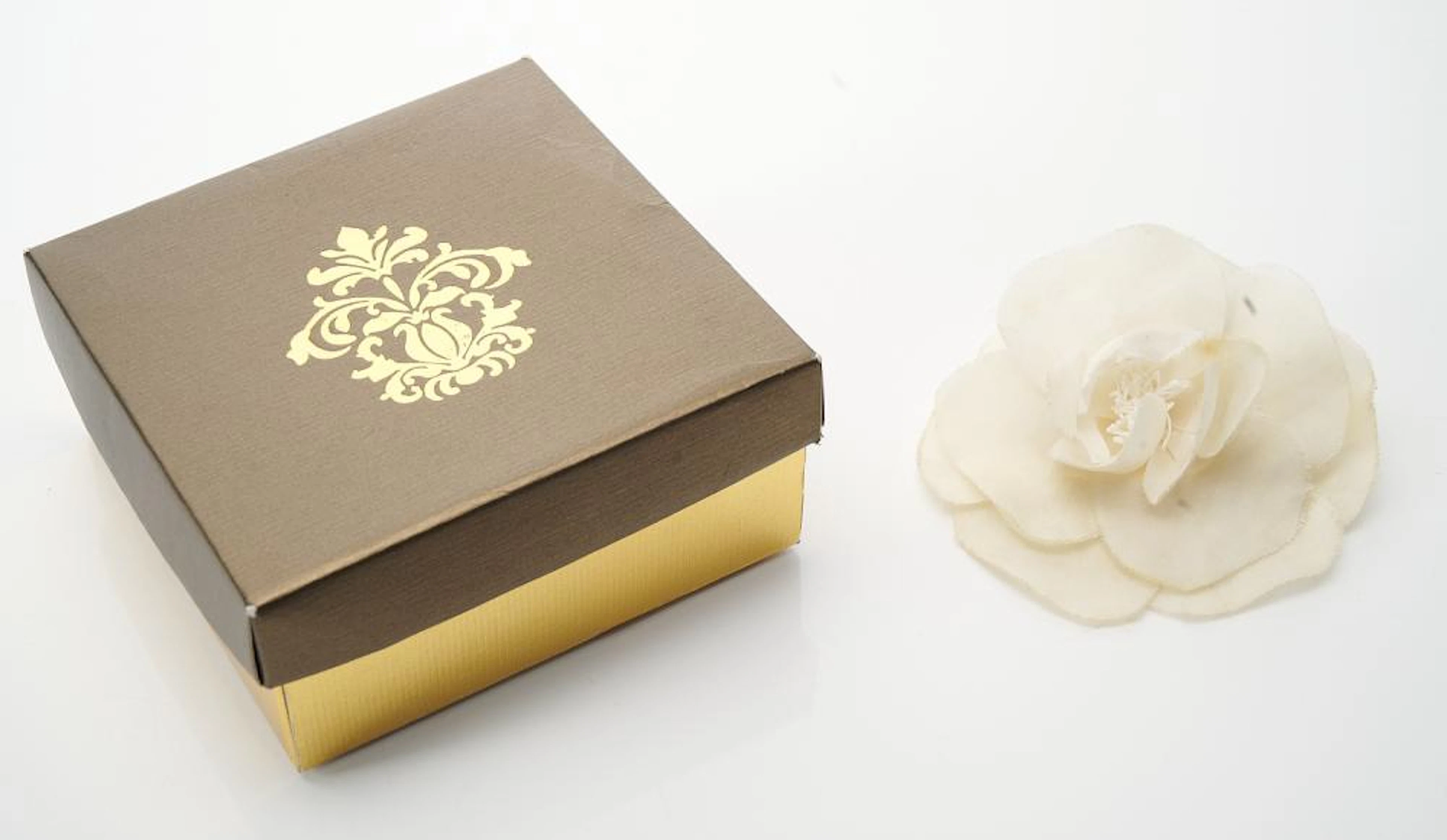 A VINTAGE CAMELIA BROOCH BY CHANEL, DIAMETER 9CM