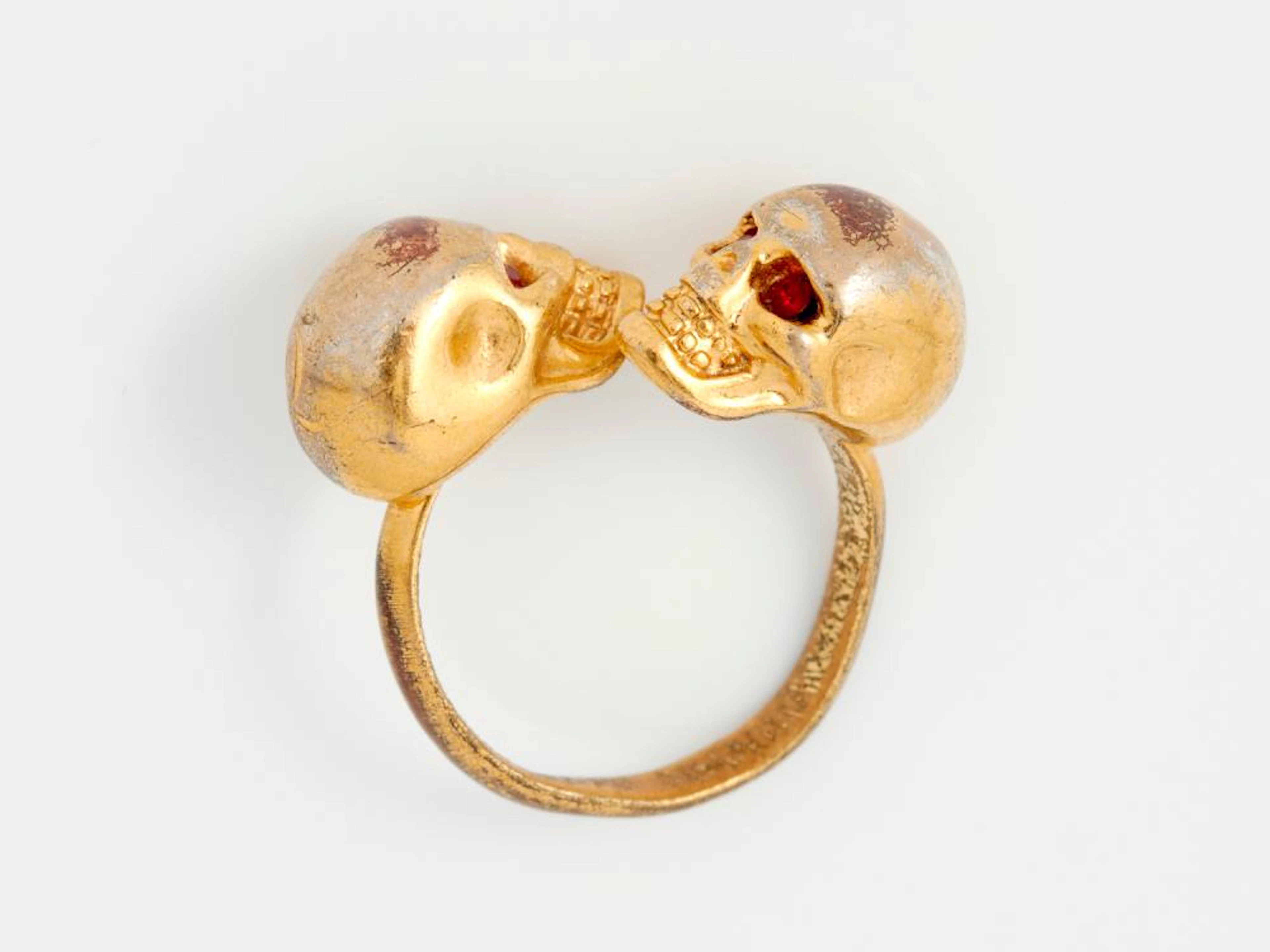ALEXANDER MCQUEEN, A SKULL RING IN GOLD TONE METAL, RING SIZE L/M