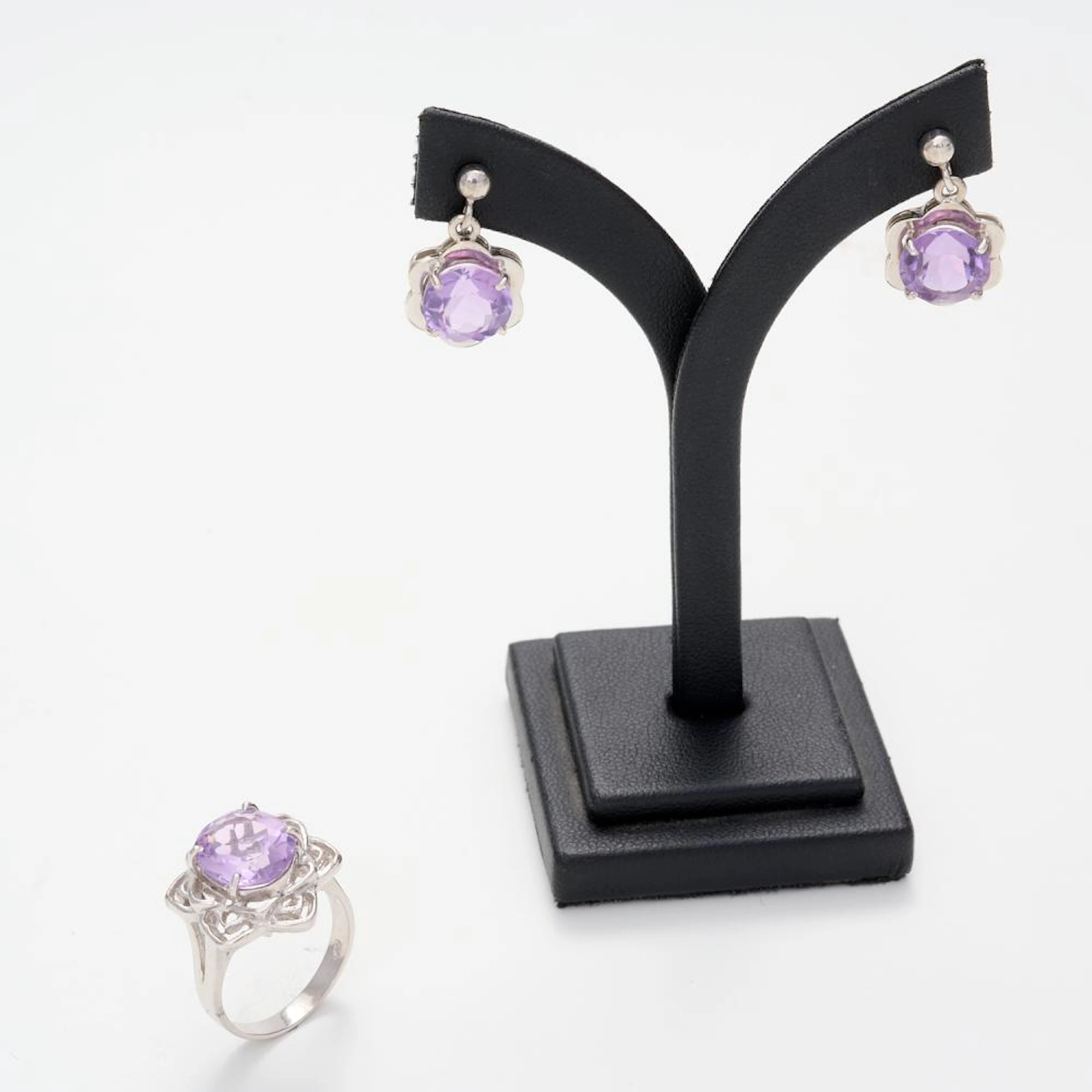 AN AMETHYST SET SUITE IN STERLING SILVER WITH TITANIUM PLATING