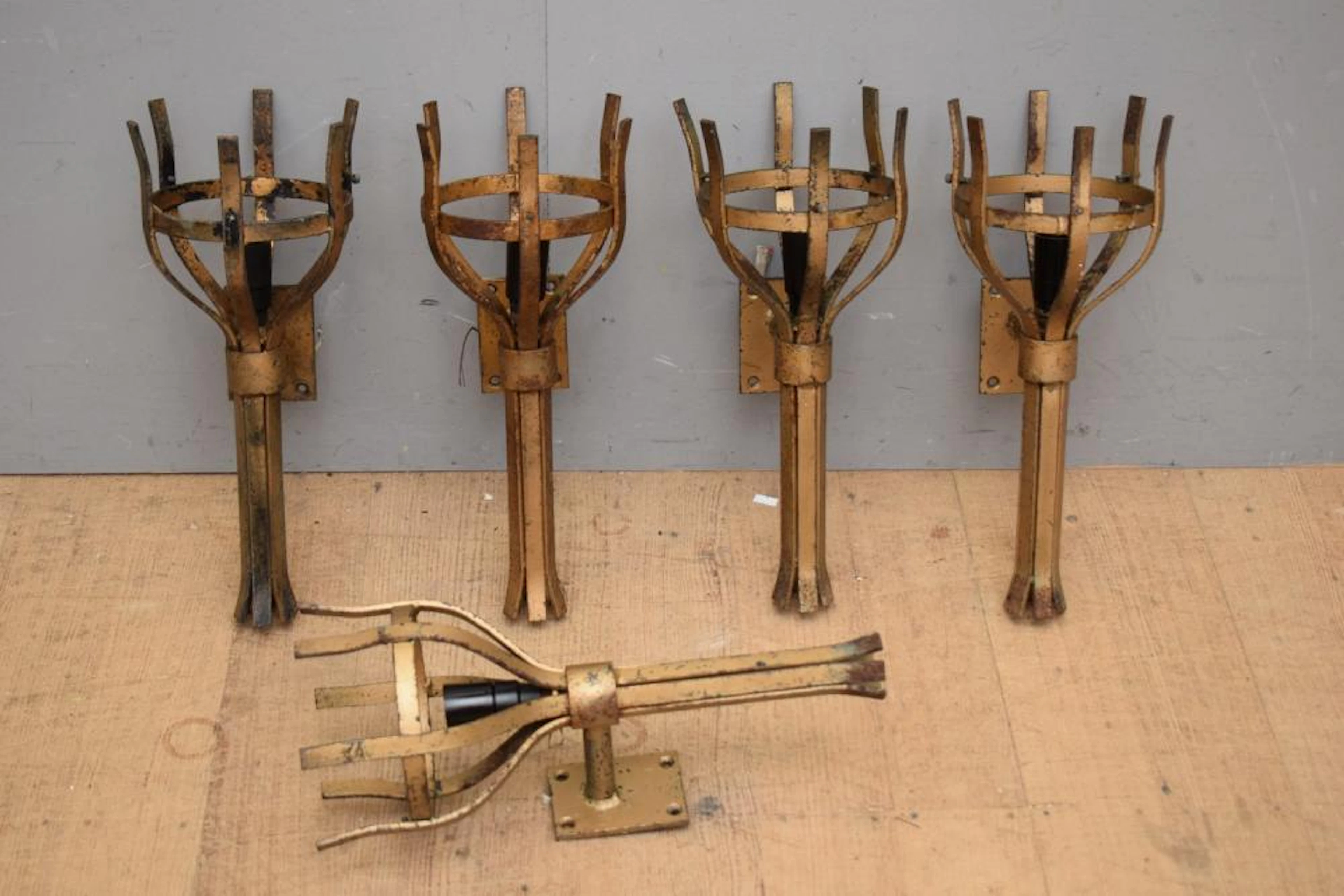 FIVE VINTAGE INDUSTRIAL BRUTALIST WALL SCONCES (A/F) (45H...