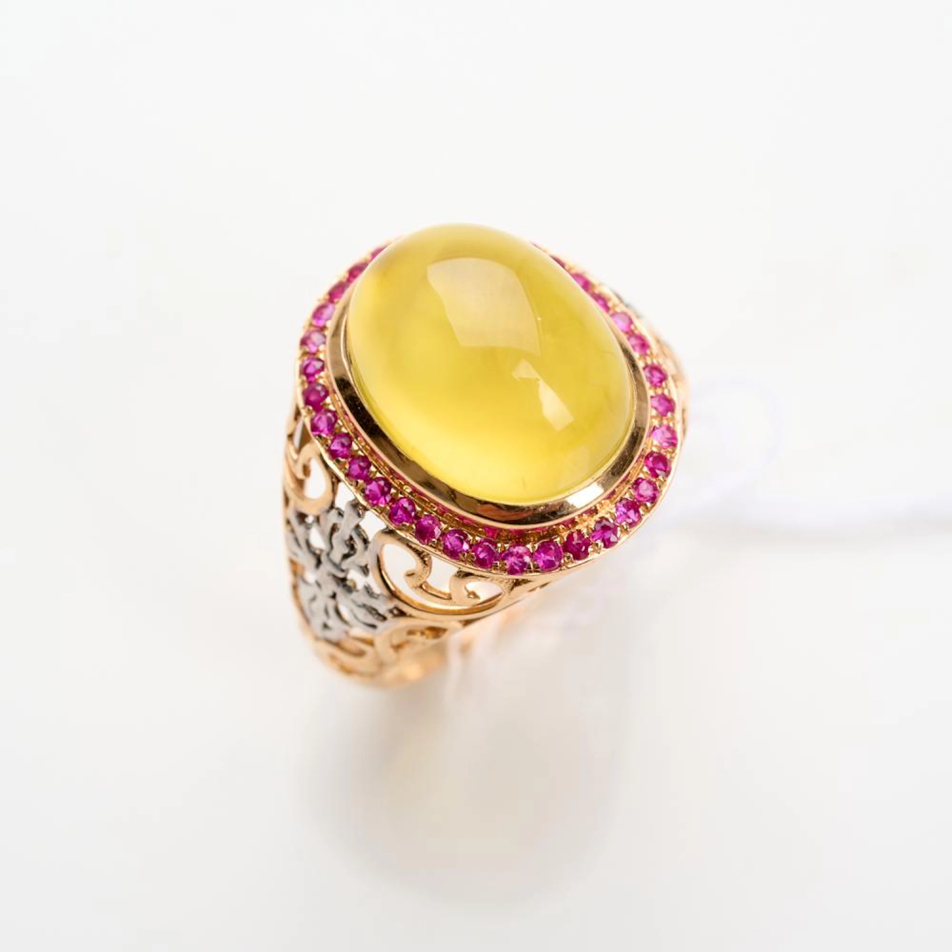 A PREHNITE AND RUBY RING IN TWO TONE 18CT GOLD, RING SIZE L/M, 5.23GMS