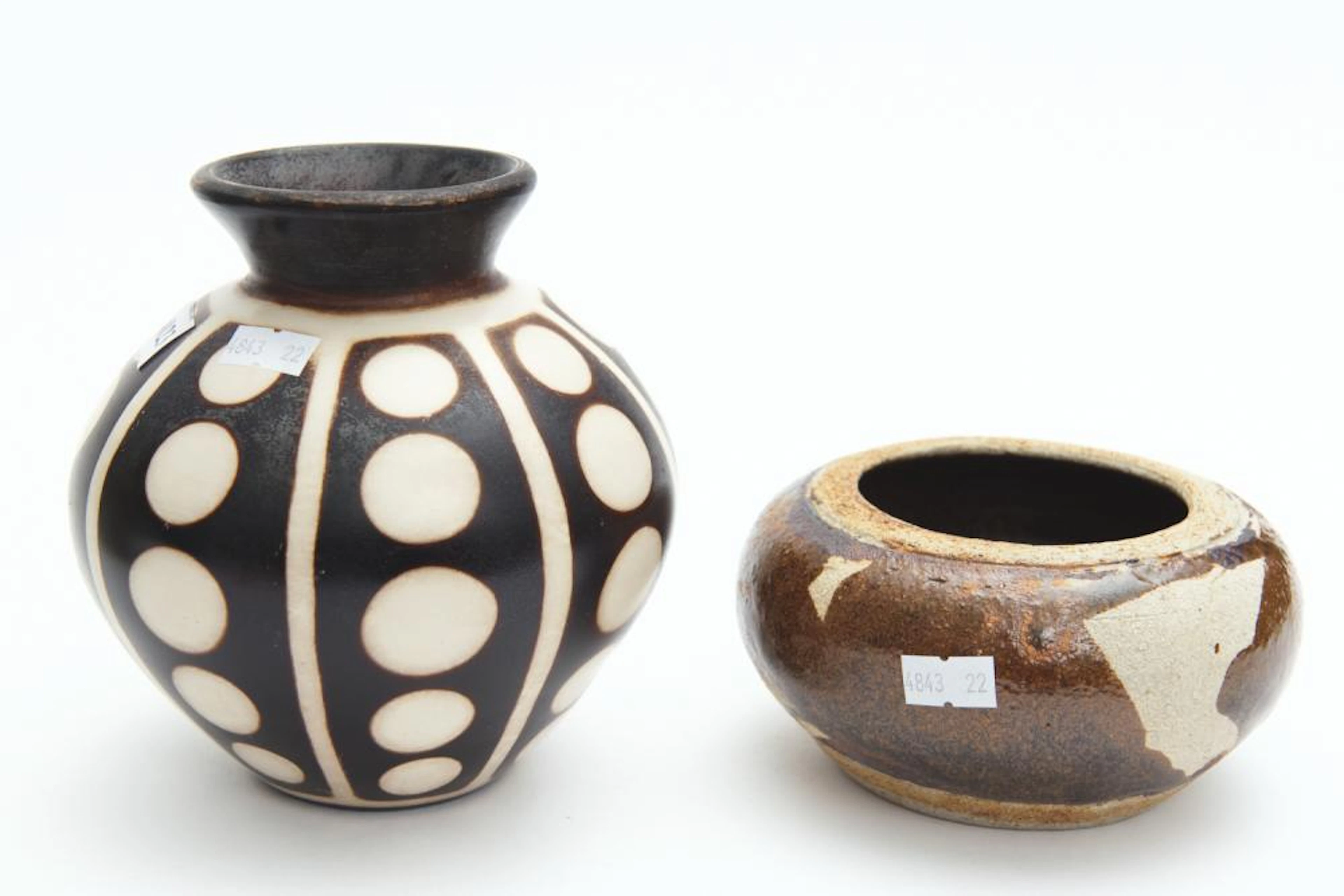 A PERUVIAN CHULUCANAS POTTERY VASE