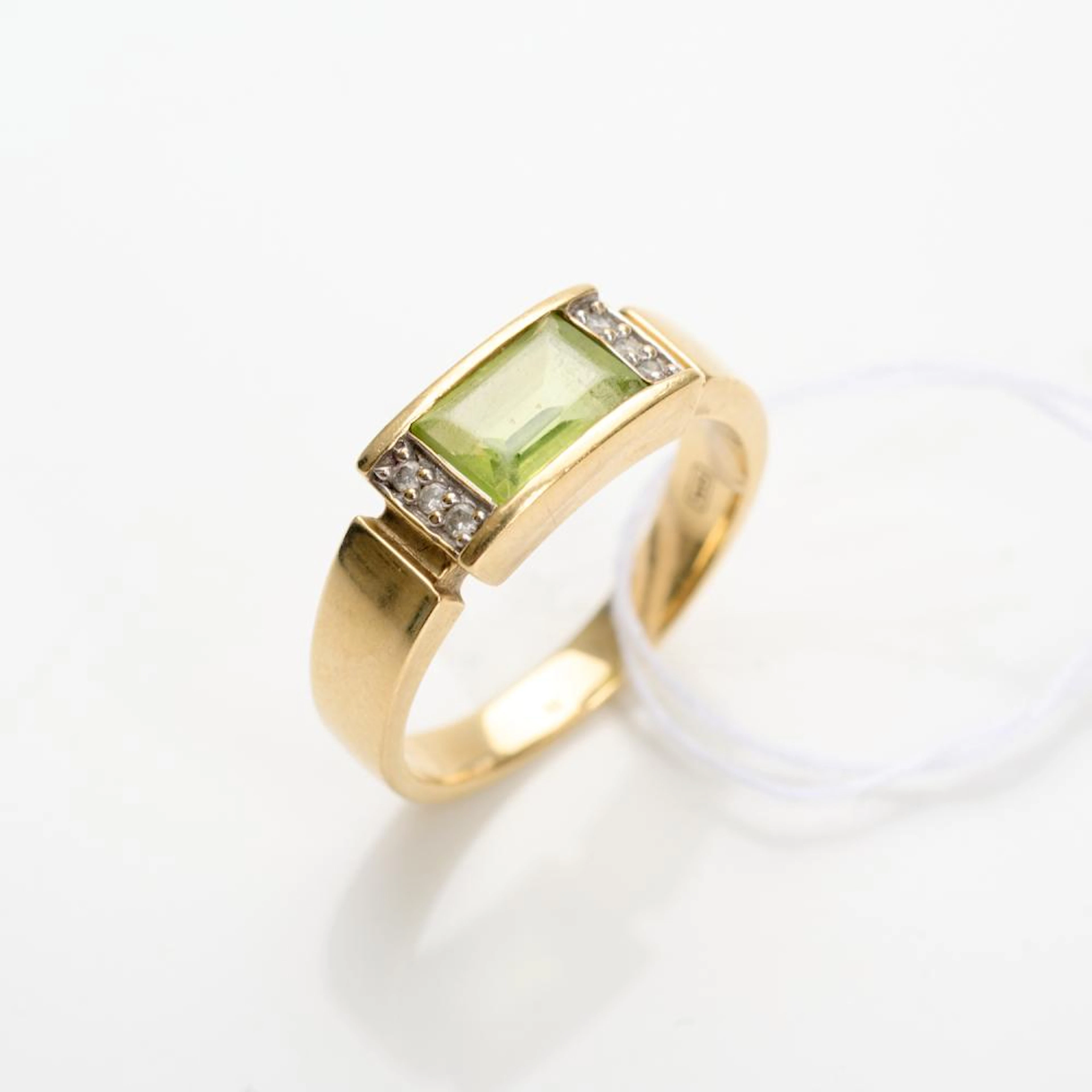 A PREHNITE AND DIAMOND SET RING IN 9CT GOLD, SIZE N, 3.90GMS