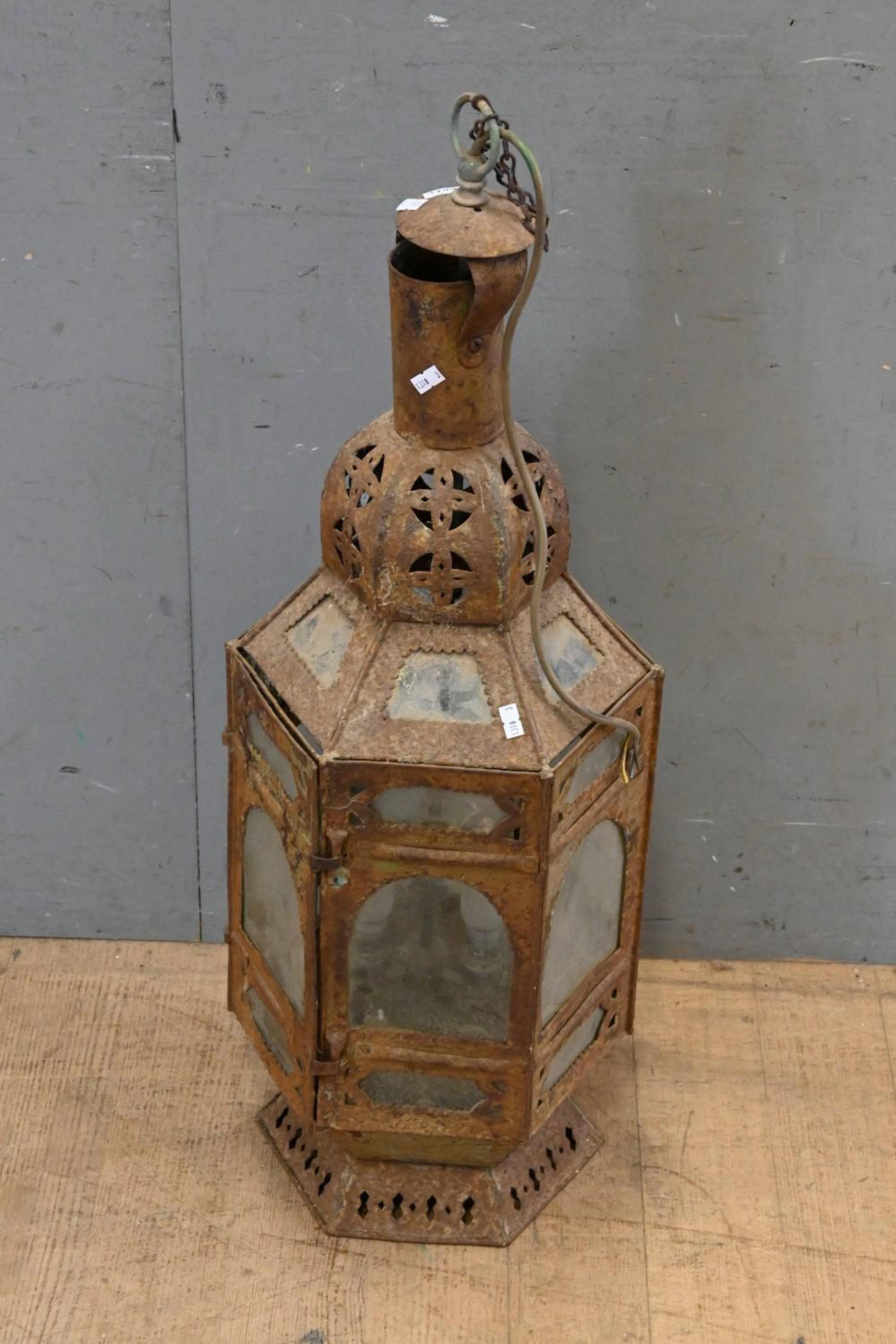 A LARGE MOROCCAN LAMP (A/F) (89H x 28D CM) (LEONARD JOEL DELIVERY SIZE: LARGE)