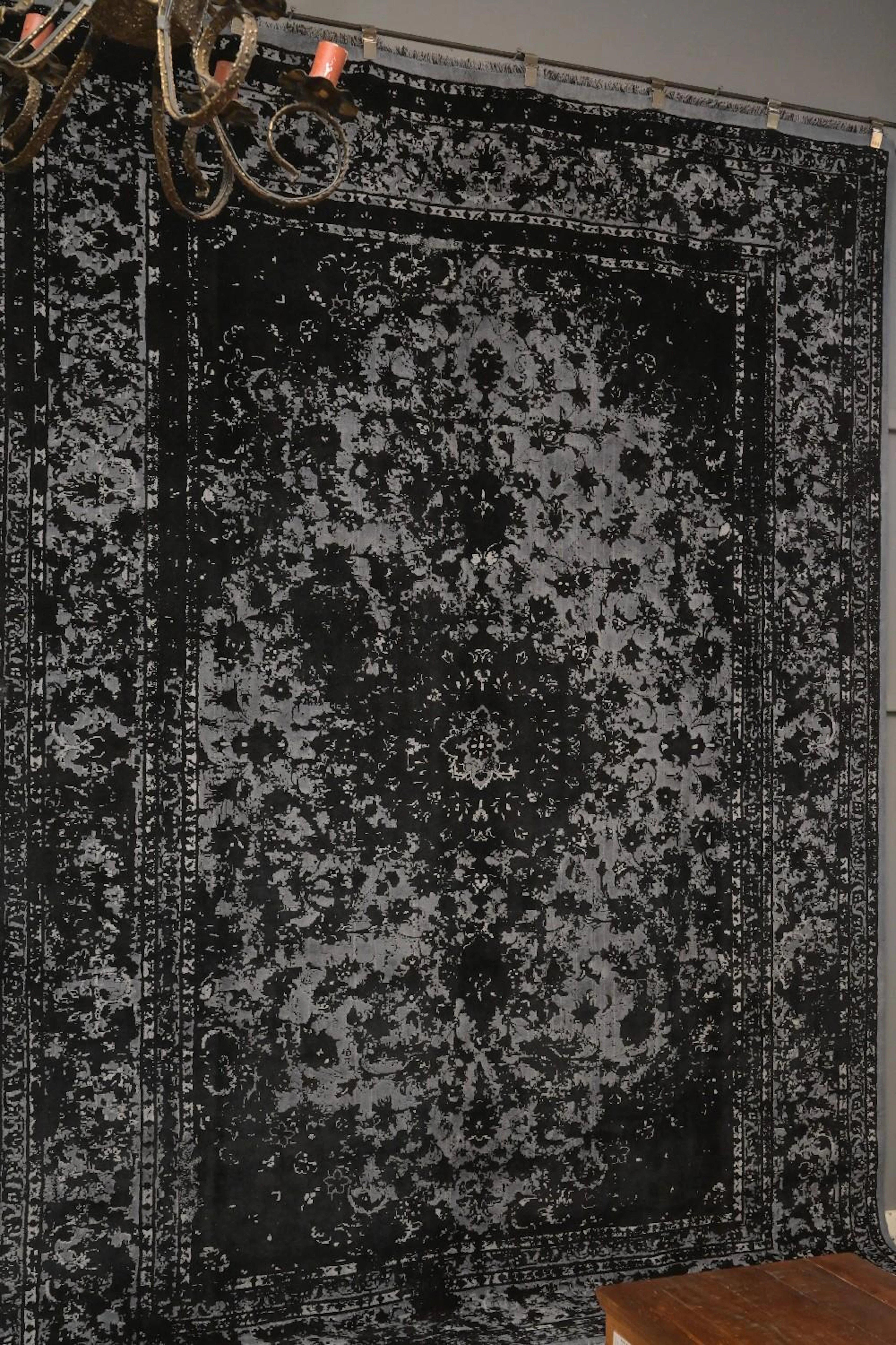 A BRAND NEW MODERN PERSIAN TRANSITIONAL MEDALLION DESIGN RUG