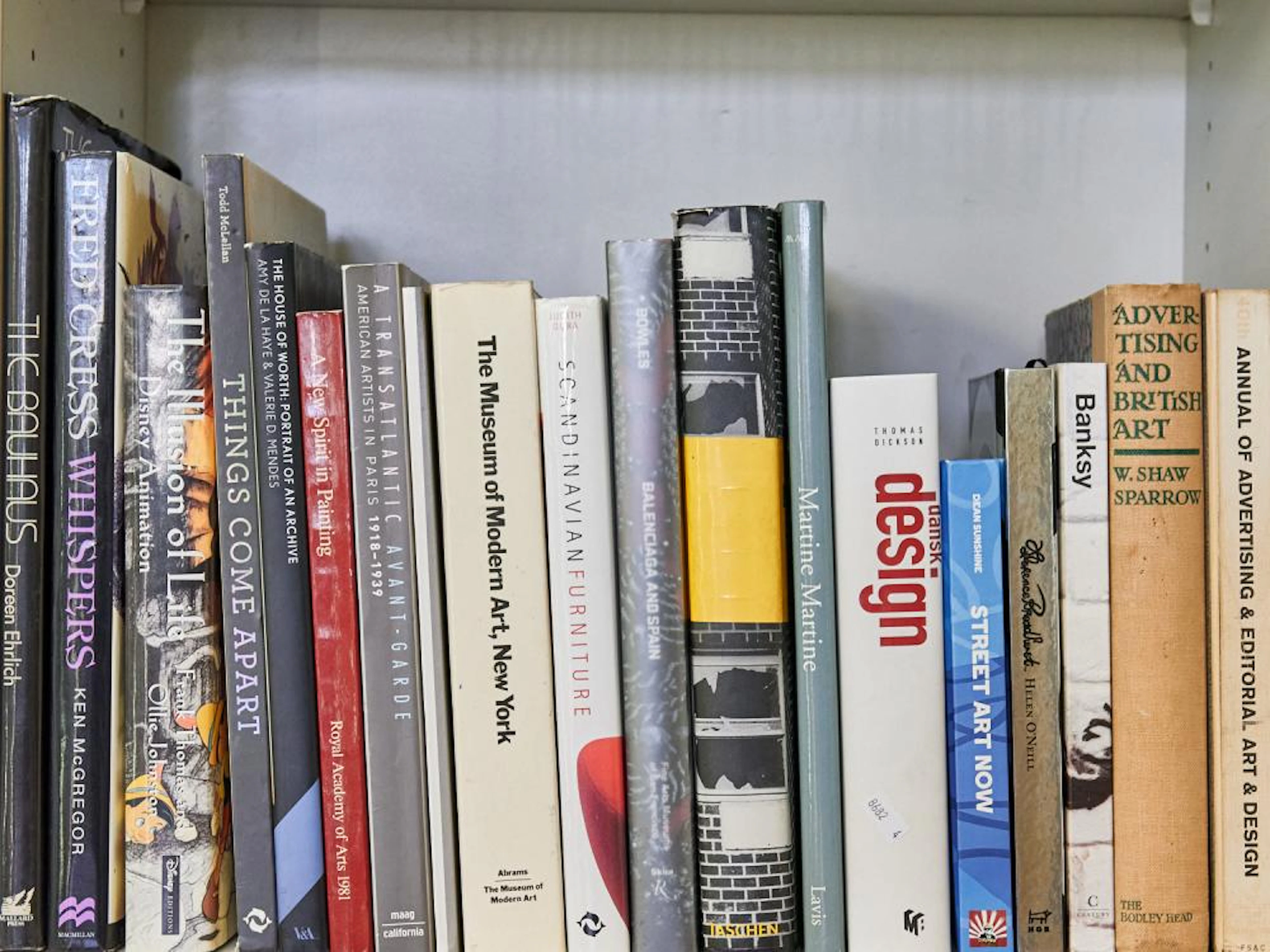 SHELF OF 20TH CENTURY ART AND DESIGN INCLUDING TOUMAC DICKSON "DANSK DESIGN"