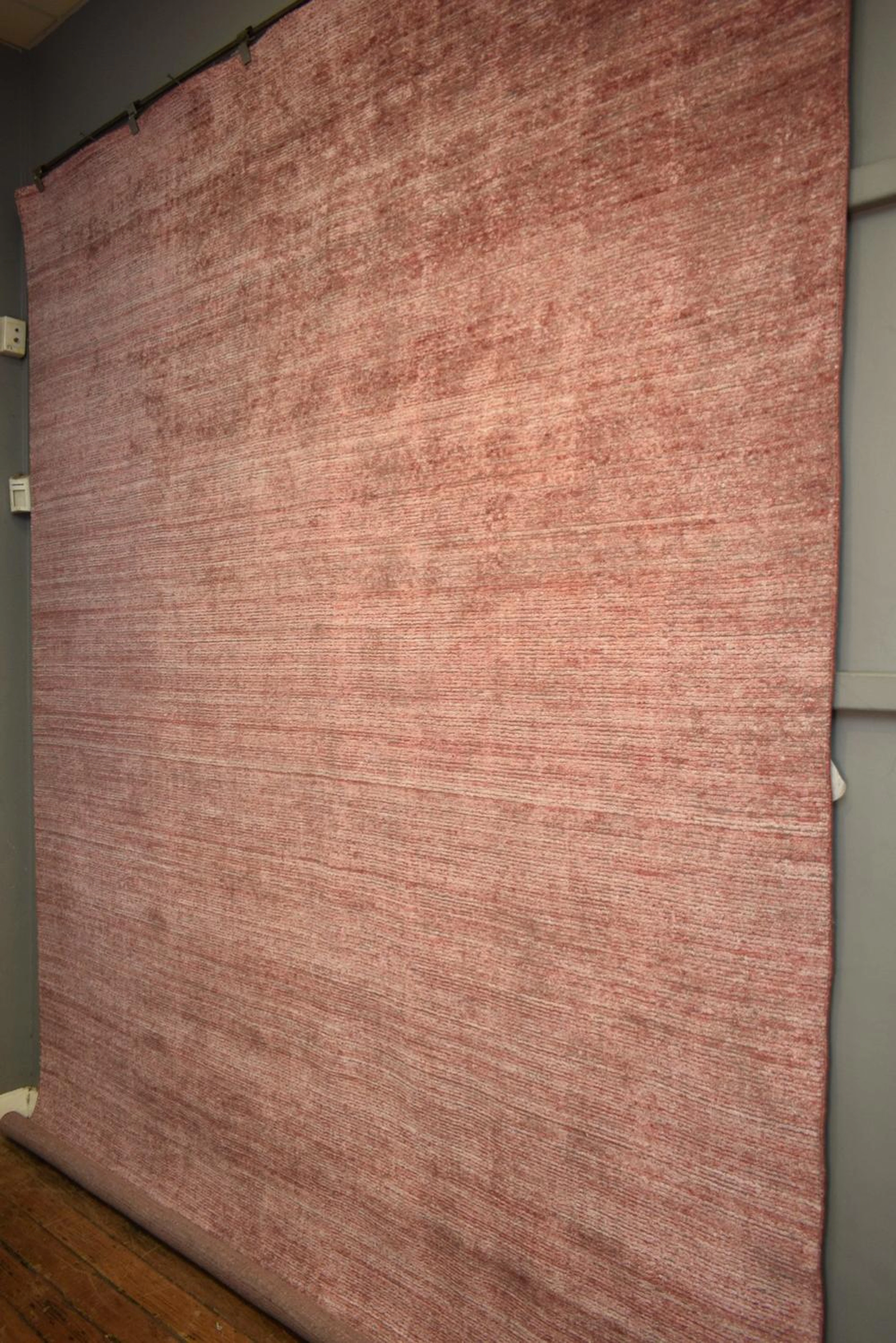 A LARGE & BRAND-NEW CONTEMPORARY DESIGNER CARPET IN SHADES OF ROSE