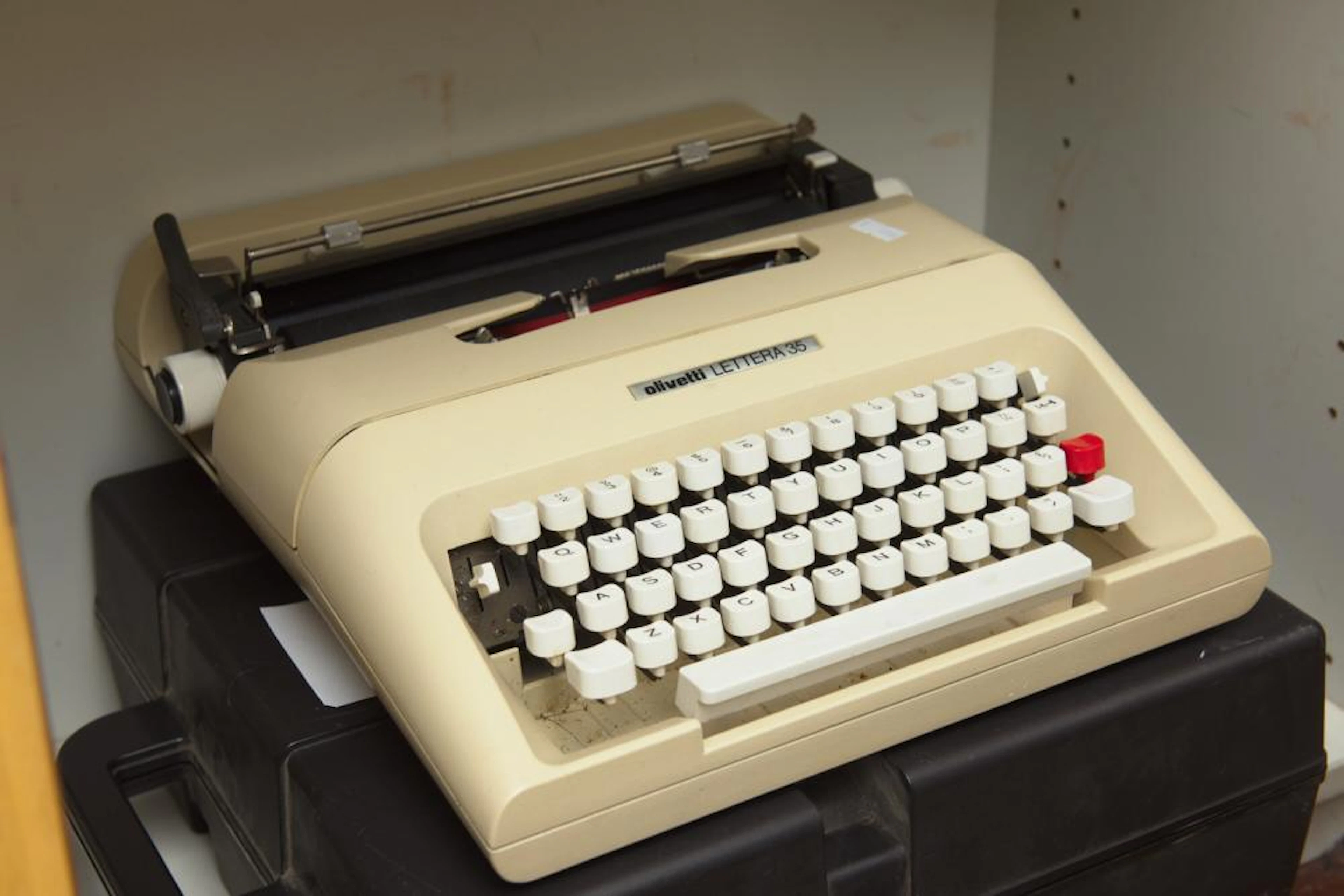 AN OLIVETTI 'LETTERA 35' DESIGNED BY MARCELLO NIZZOLI