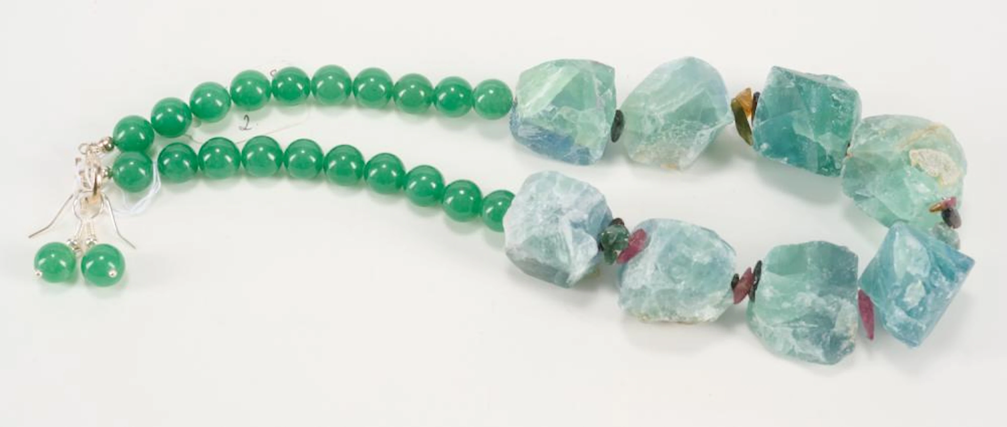 A FLUORITE AND GREEN AVENTURINE NECKLACE AND EARRING SET