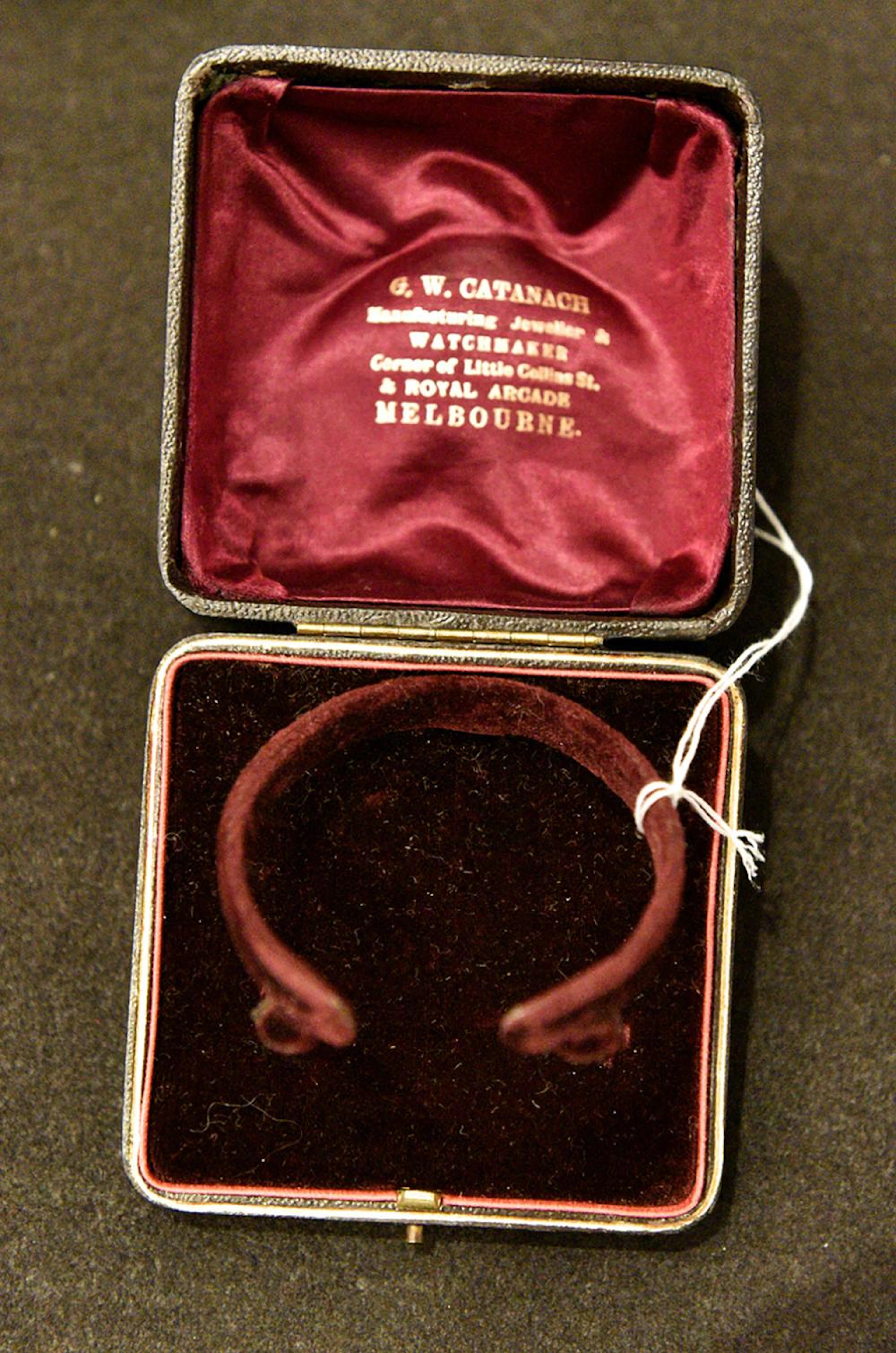 AN ANTIQUE JEWELLERY FITTING BOX FOR A BANGLE, BY G.W CATANACH, MELBOURNE