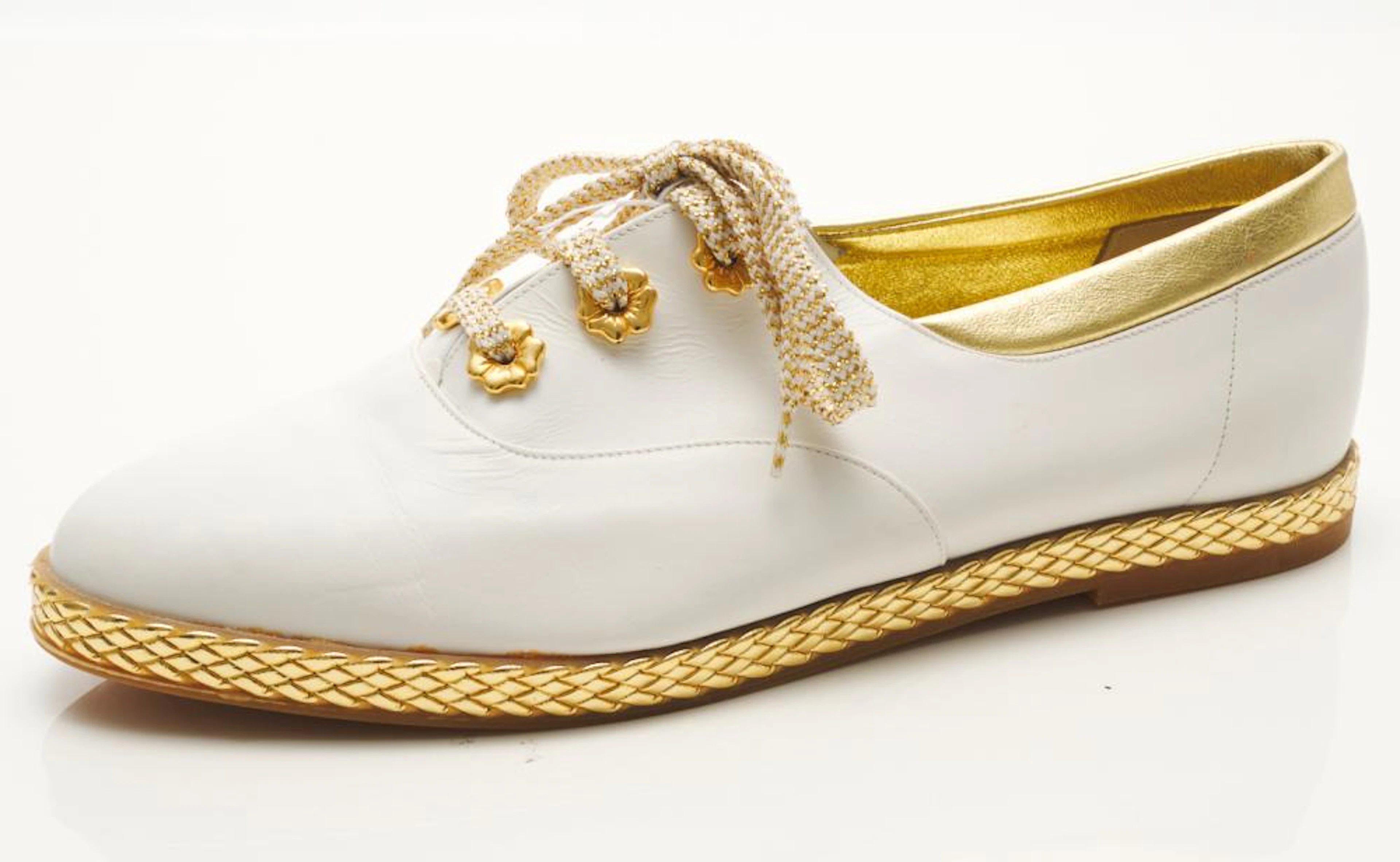 A PAIR OF VINTAGE BALLY SNEAKERS (NEW). SIZE 40.5