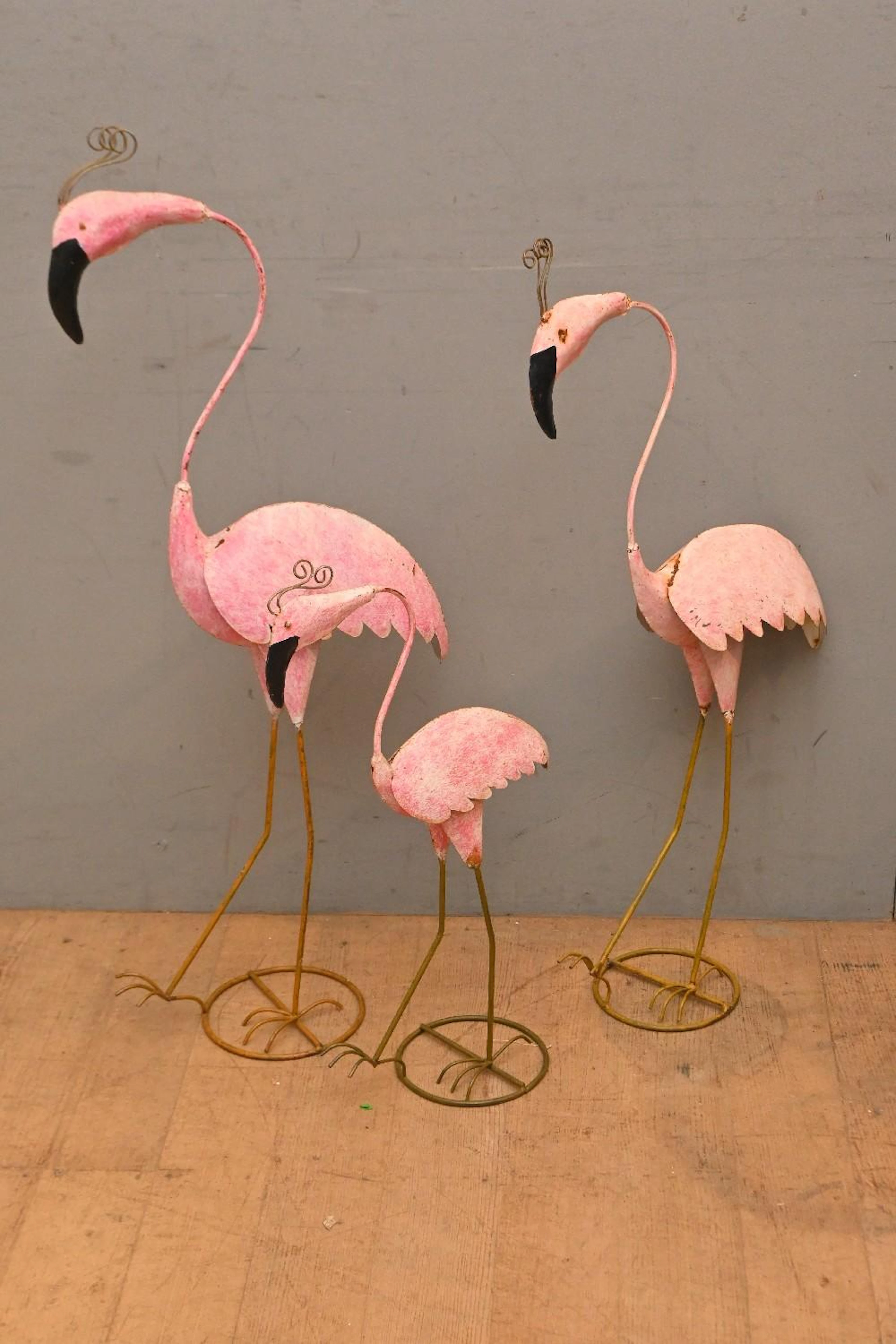 A SET OF THREE VINTAGE METAL GARDEN FLAMINGOES (91H CM)...