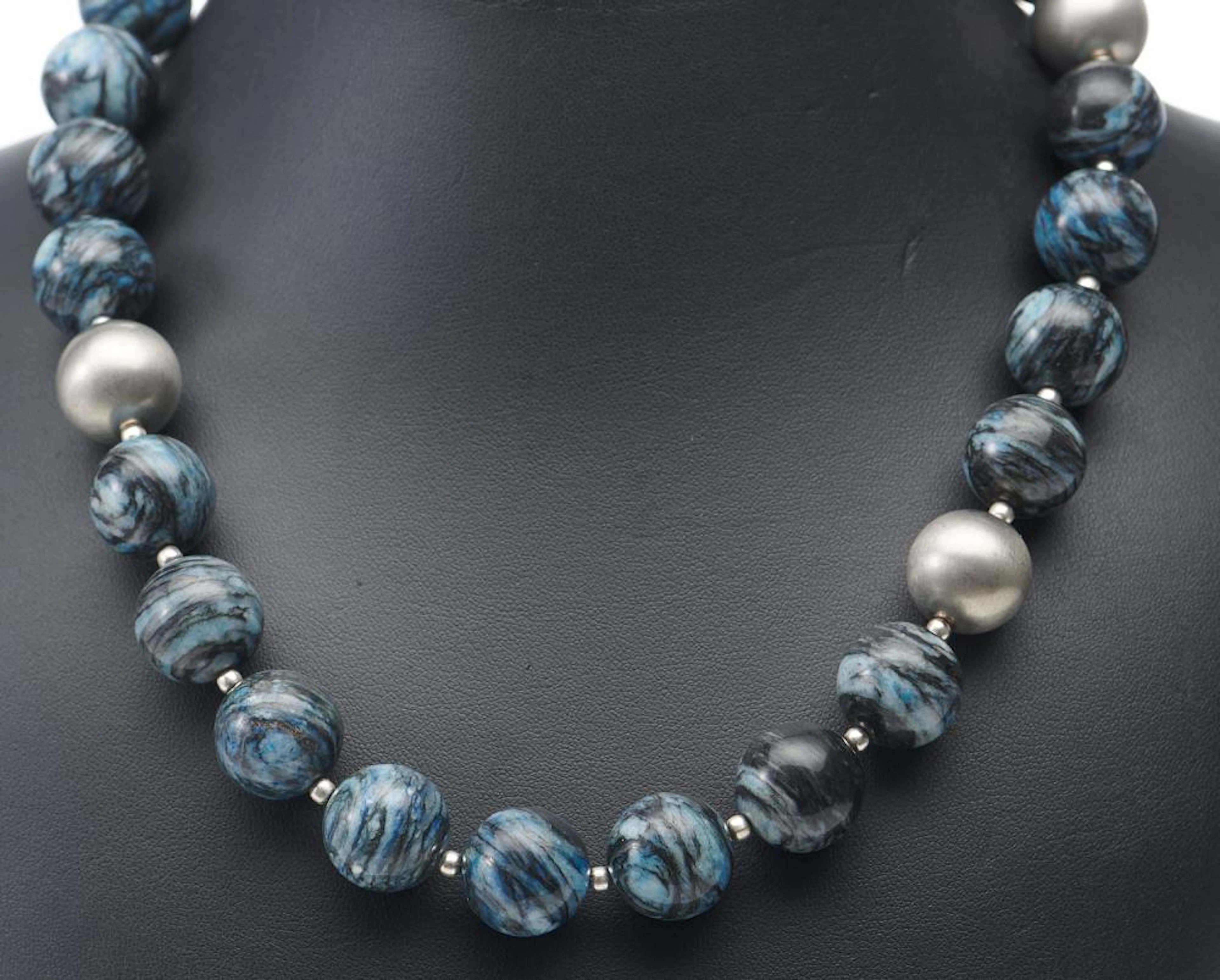 A CHRYSOCOLLA AND SILVER BEAD NECKLACE, TOTAL LENGTH 45CM