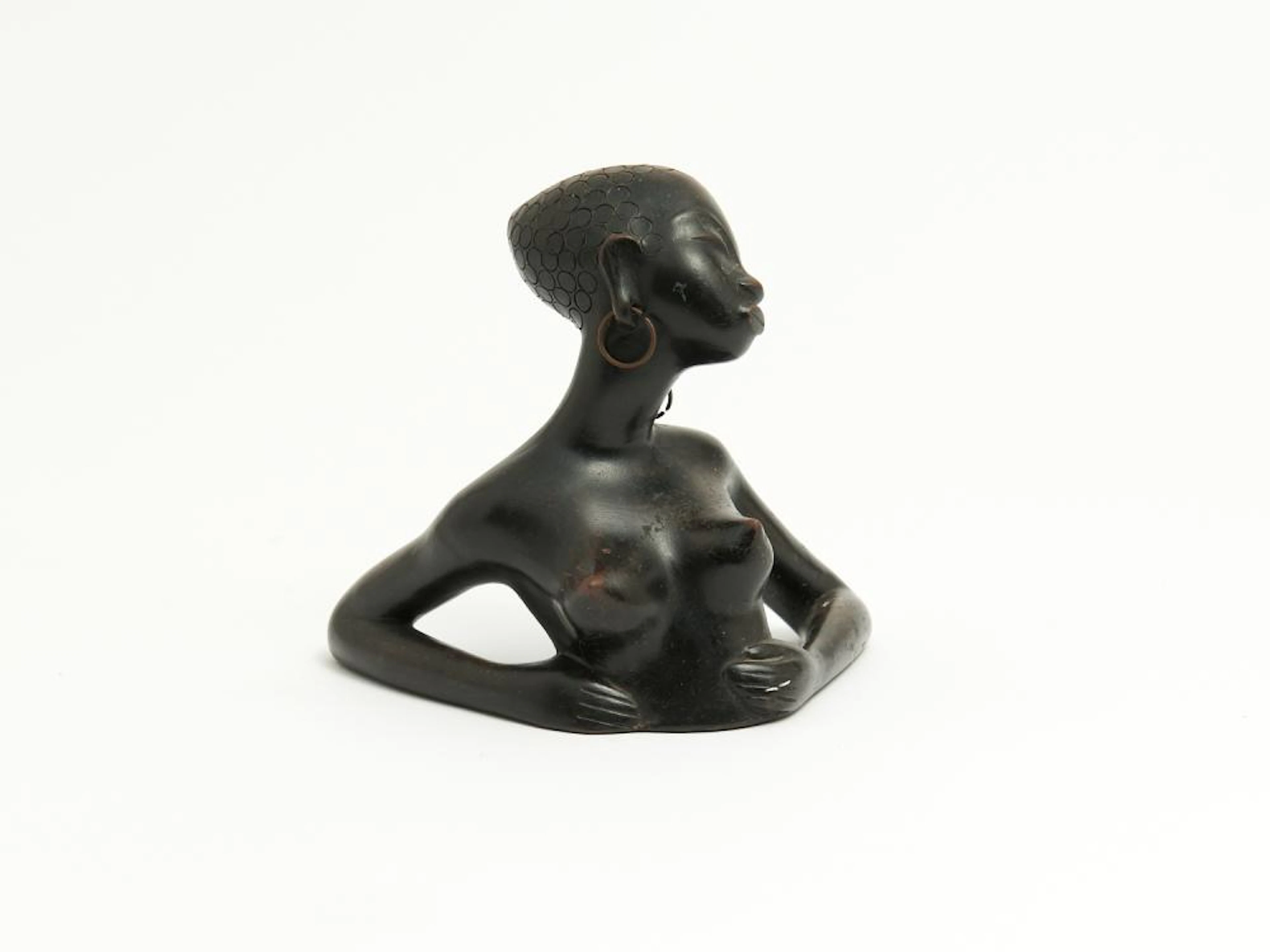 A SIGNED GERMAN ANZENGRUBER FIGURAL LADY BUST WITH BRASS EARINGS H.15CM