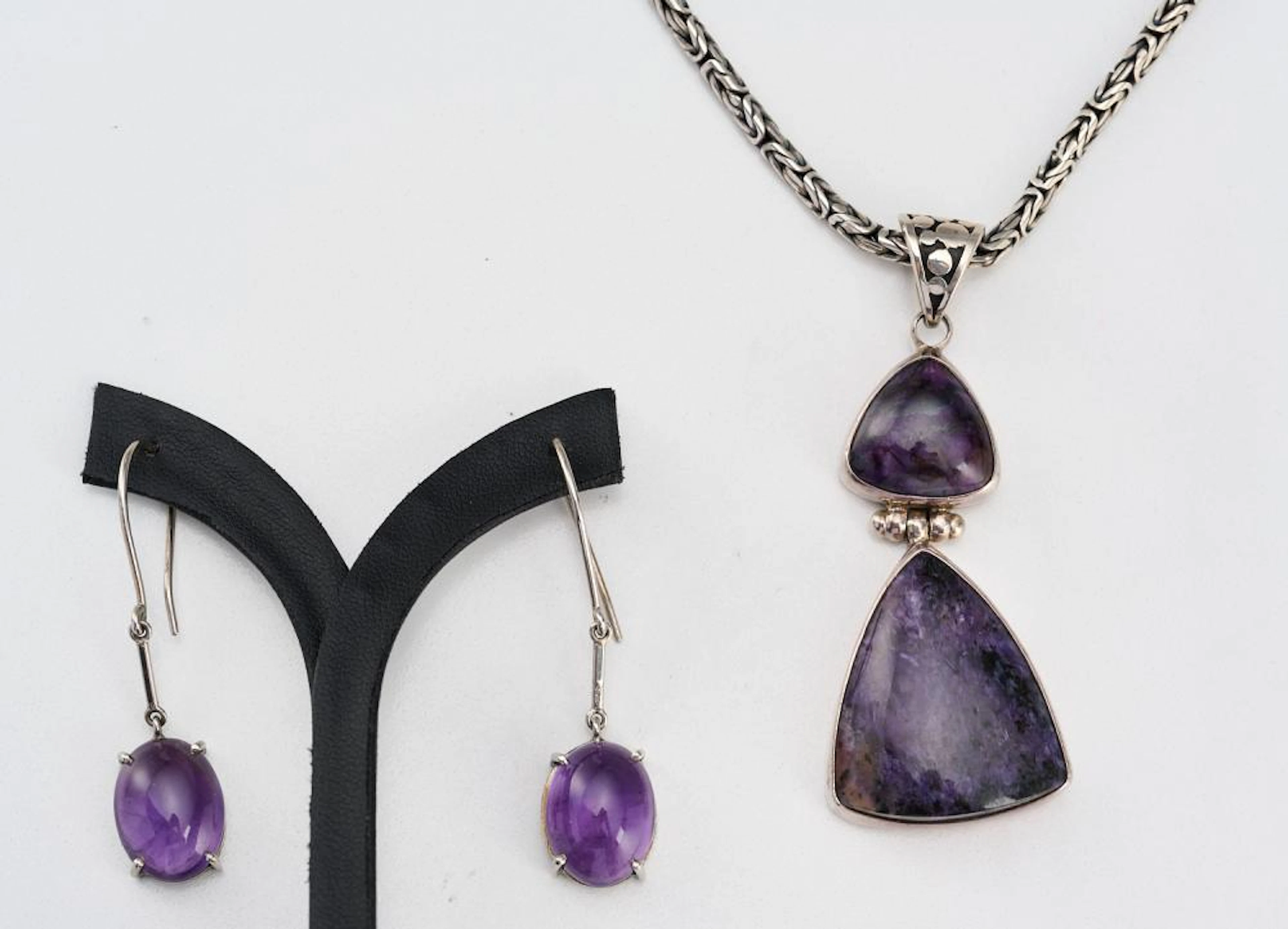 A PAIR OF AMETHYST EARRINGS IN SILVER (LENGTH 50MM) AND...