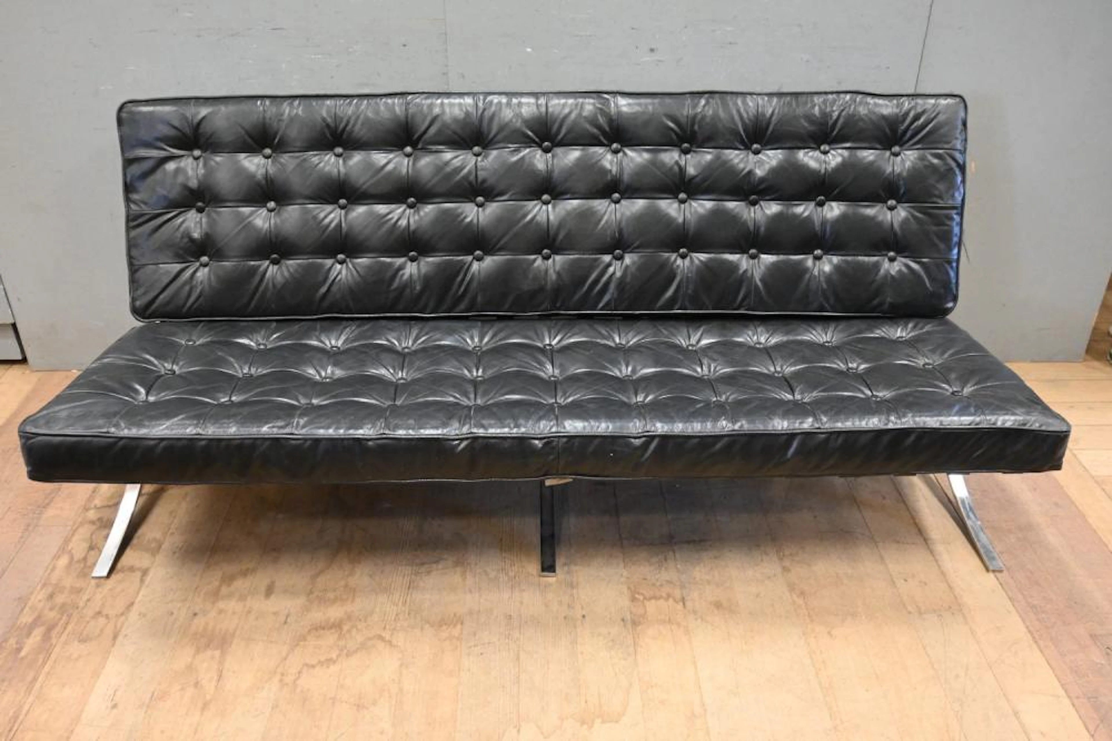 A BARCELONA STYLE LEATHER SOFA (A/F) (75H X 186W X 82D...