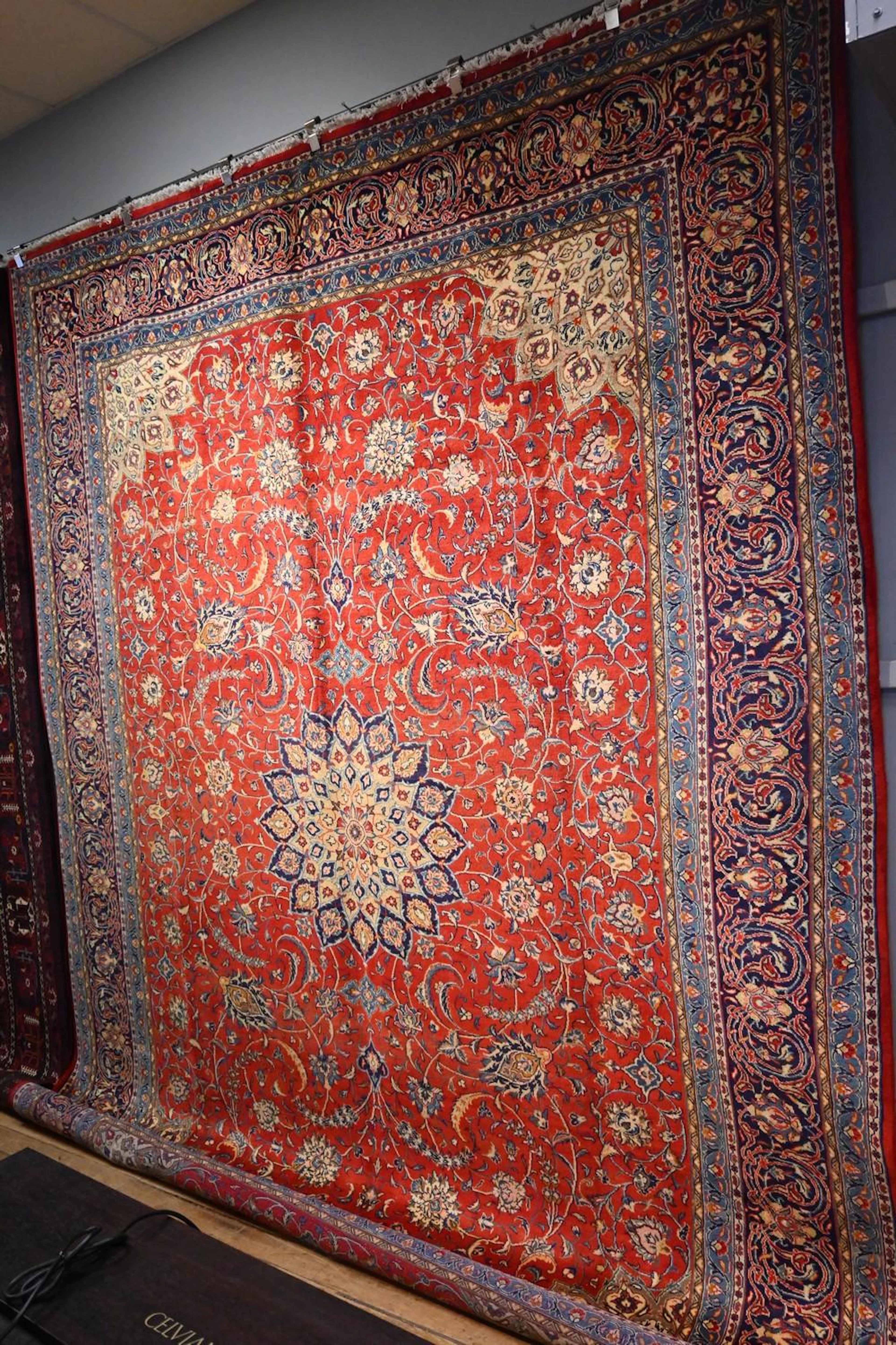 A STUNNING PERSIAN FINE SAROUQ CARPET