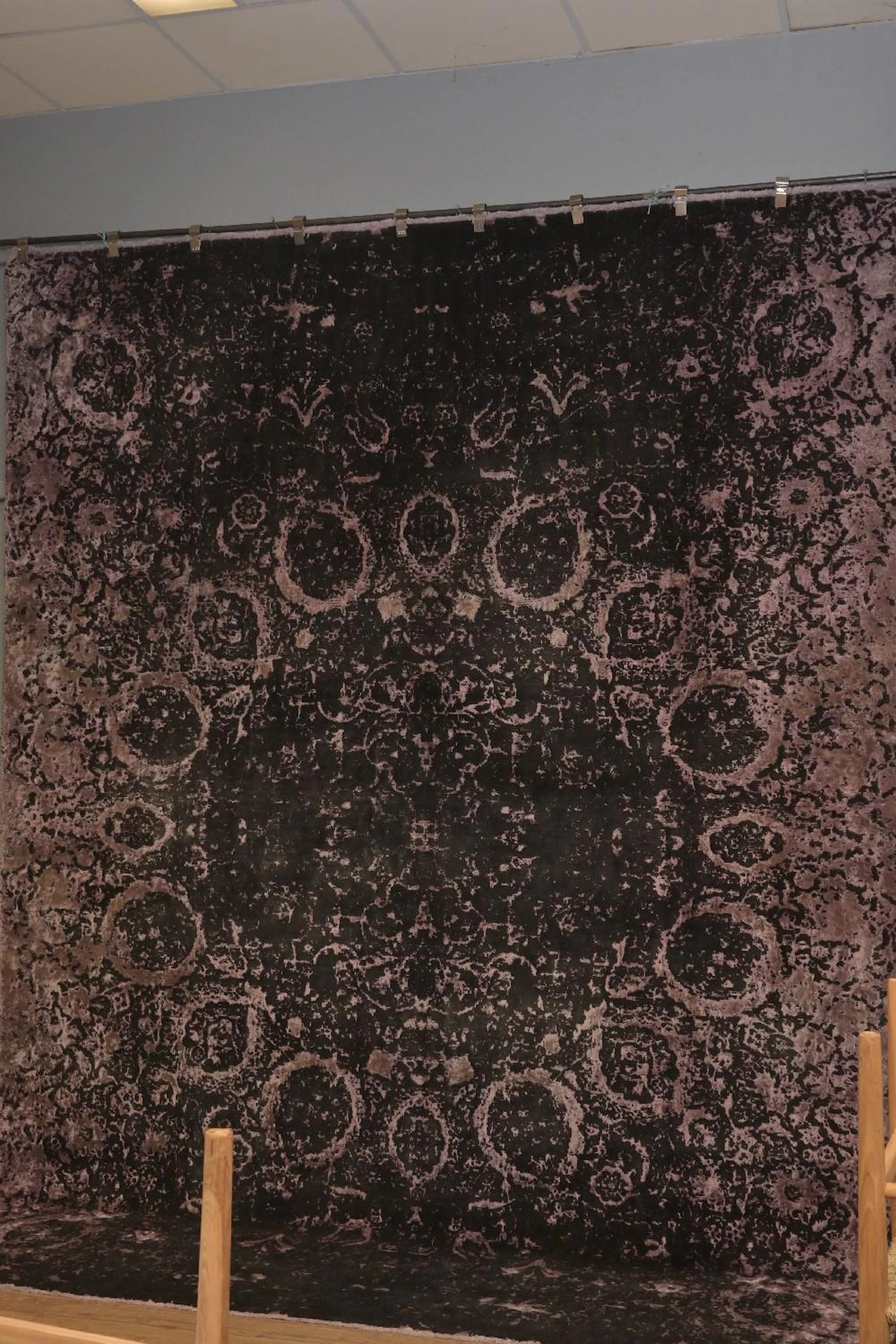 A BRAND NEW MODERN TRANSITIONAL MEDALLION DESIGN RUG