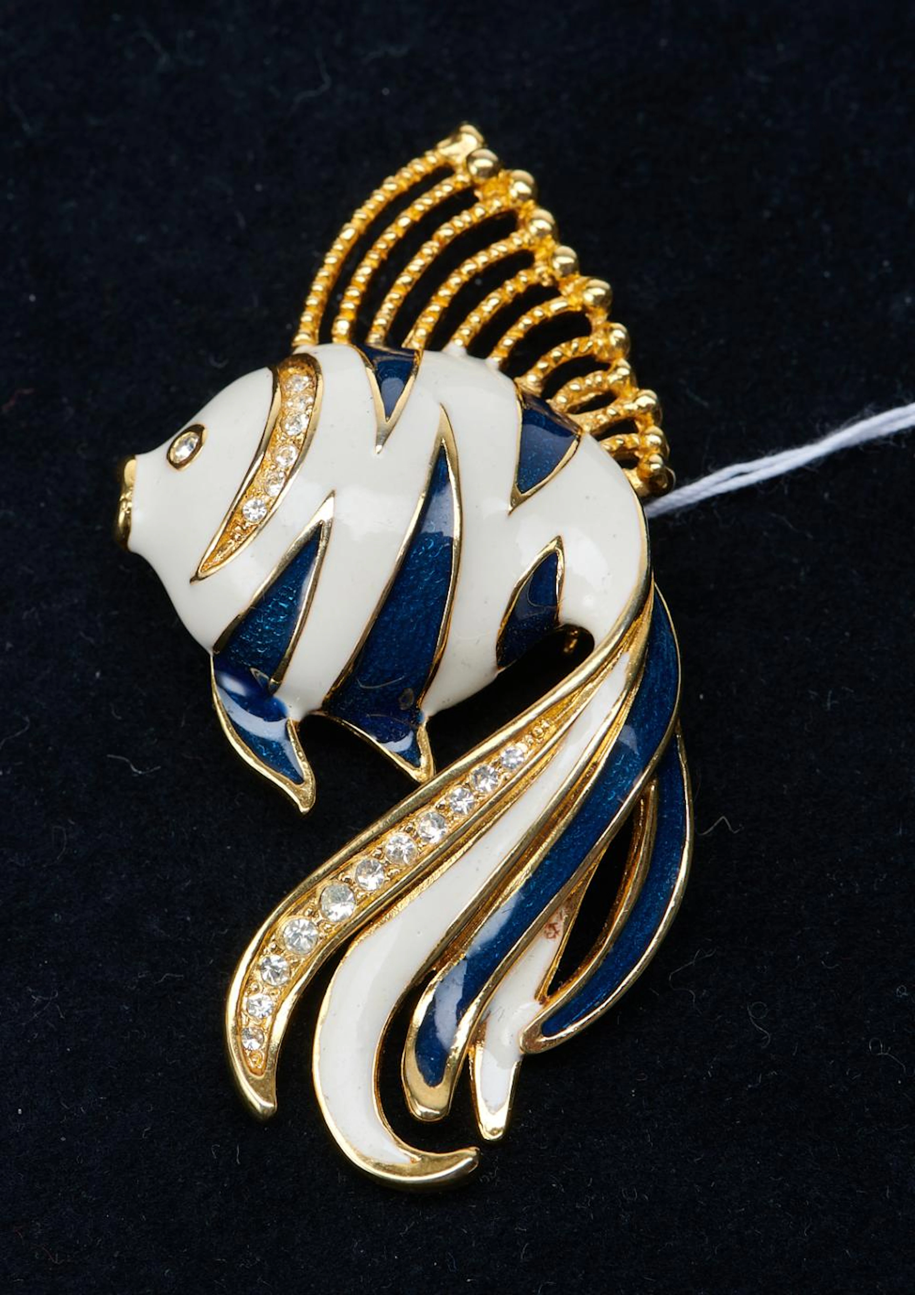 AN ENAMELLED FISH BROOCH IN THE STYLE OF BETSEY JOHNSON, 65X35MM