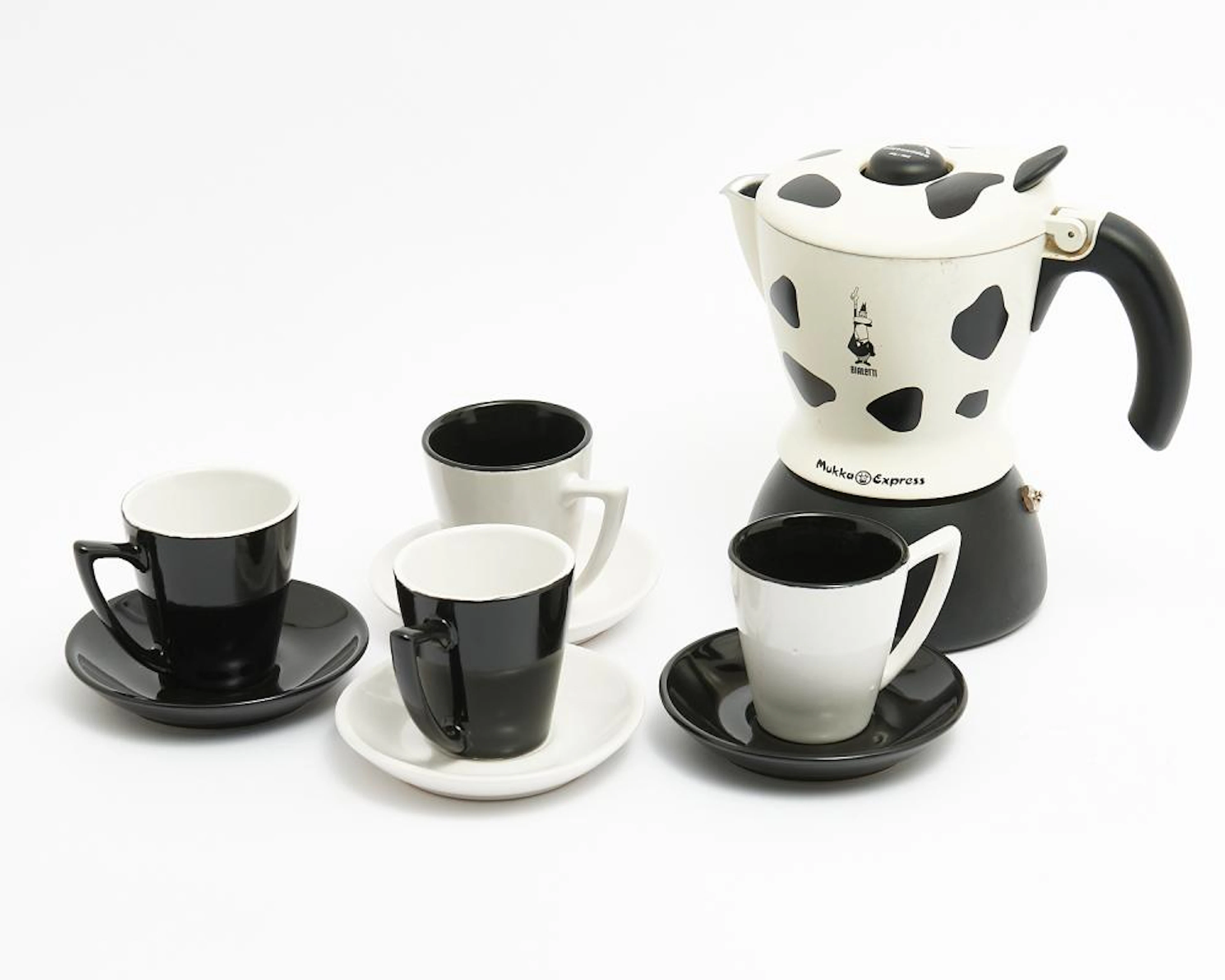 AN ITALIAN BIALETTI MUKKA EXPRESS COFFEE MAKER WITH FOUR CUPS AND SAUCERS H.20CM