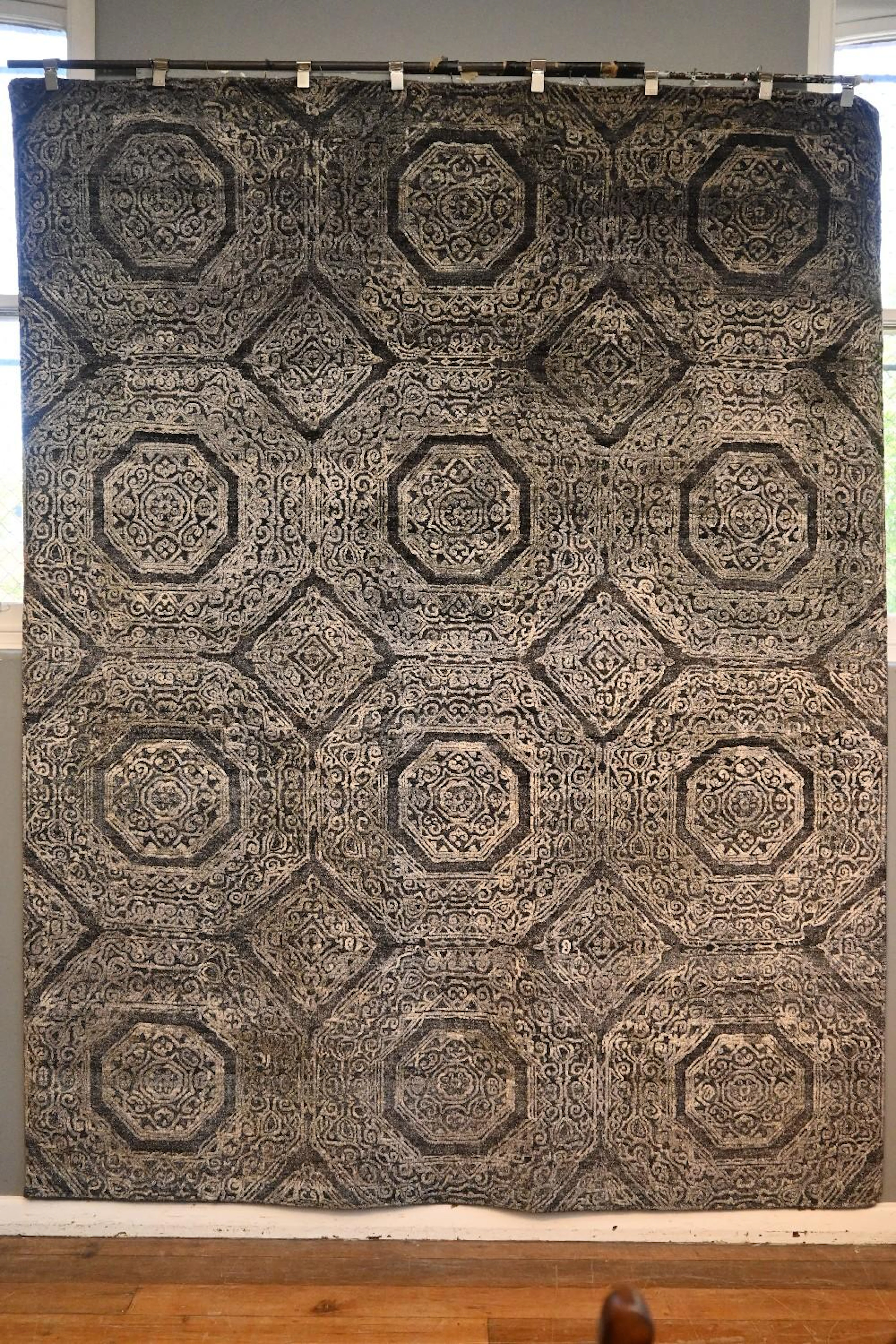 A BRAND-NEW EX GALLERY TRANSITIONAL DESIGN CARPET