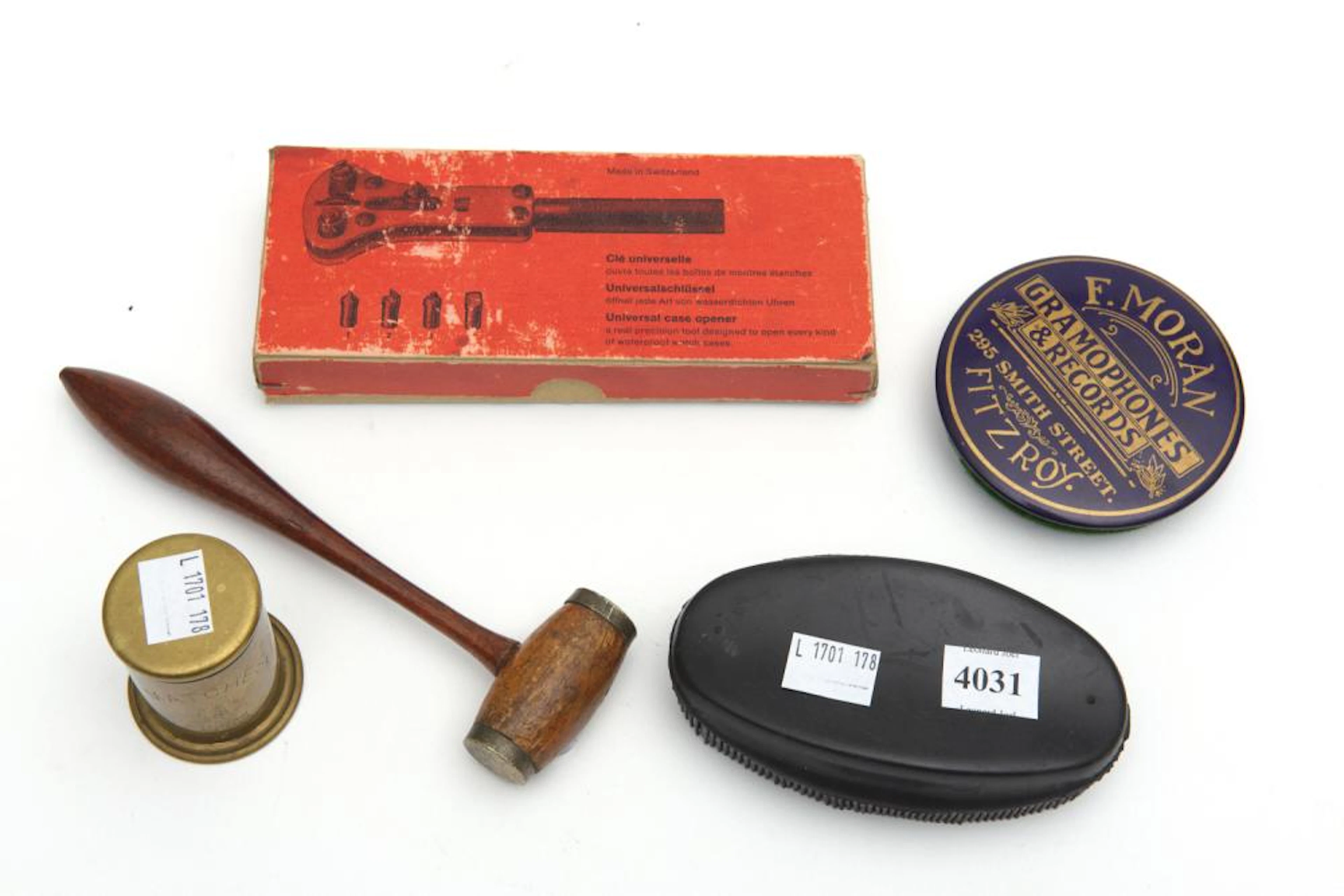 A GROUP OF COLLECTABLE ITEMS
