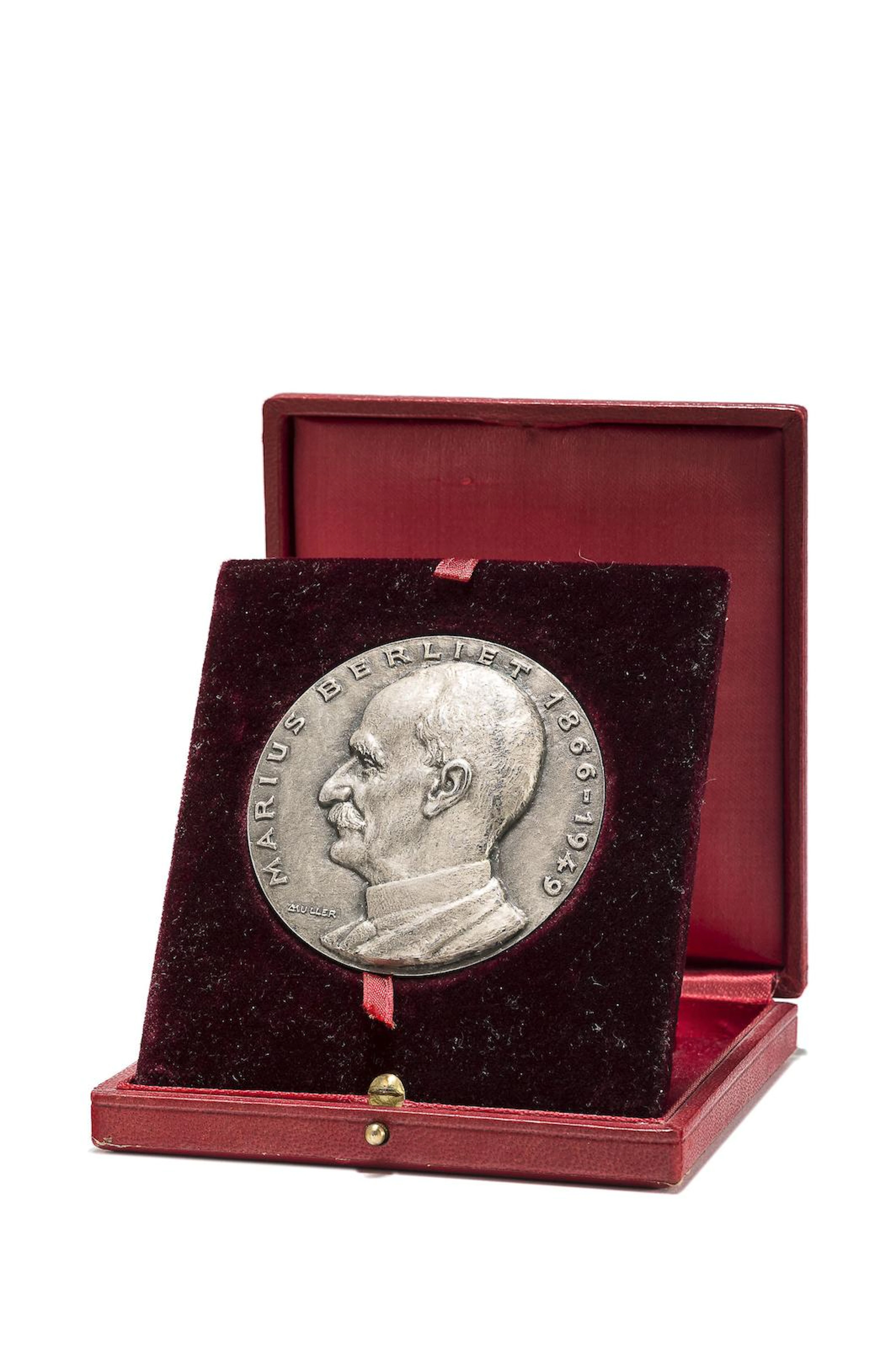 MEDAILLON EN ARGENT COMMEMORATIF D'AUTOMOBILES MARIUS BERLIET,
