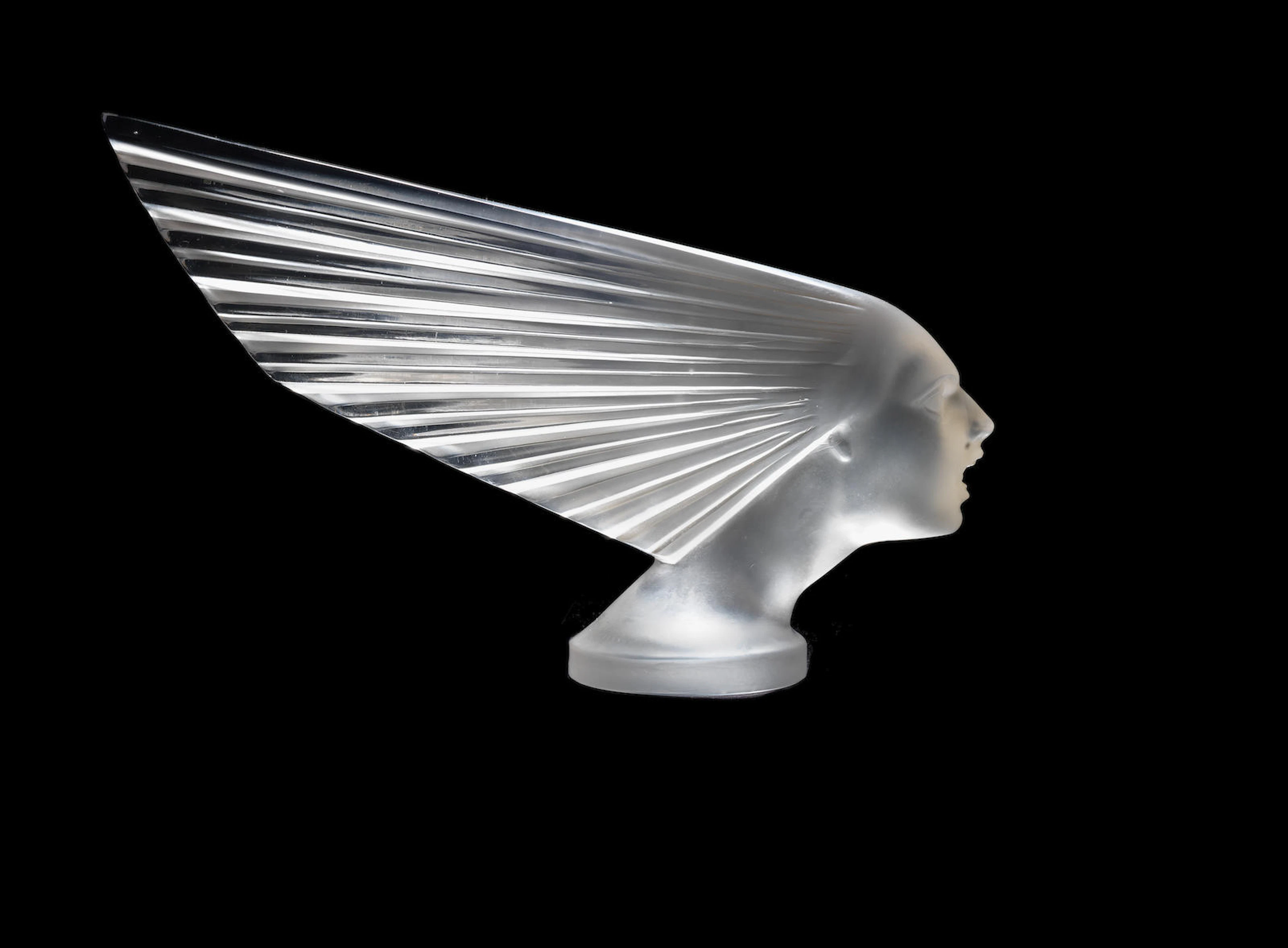 Belle mascotte « Victoire » en verre par René Lalique, production française, introduite le 18 avril 1928,