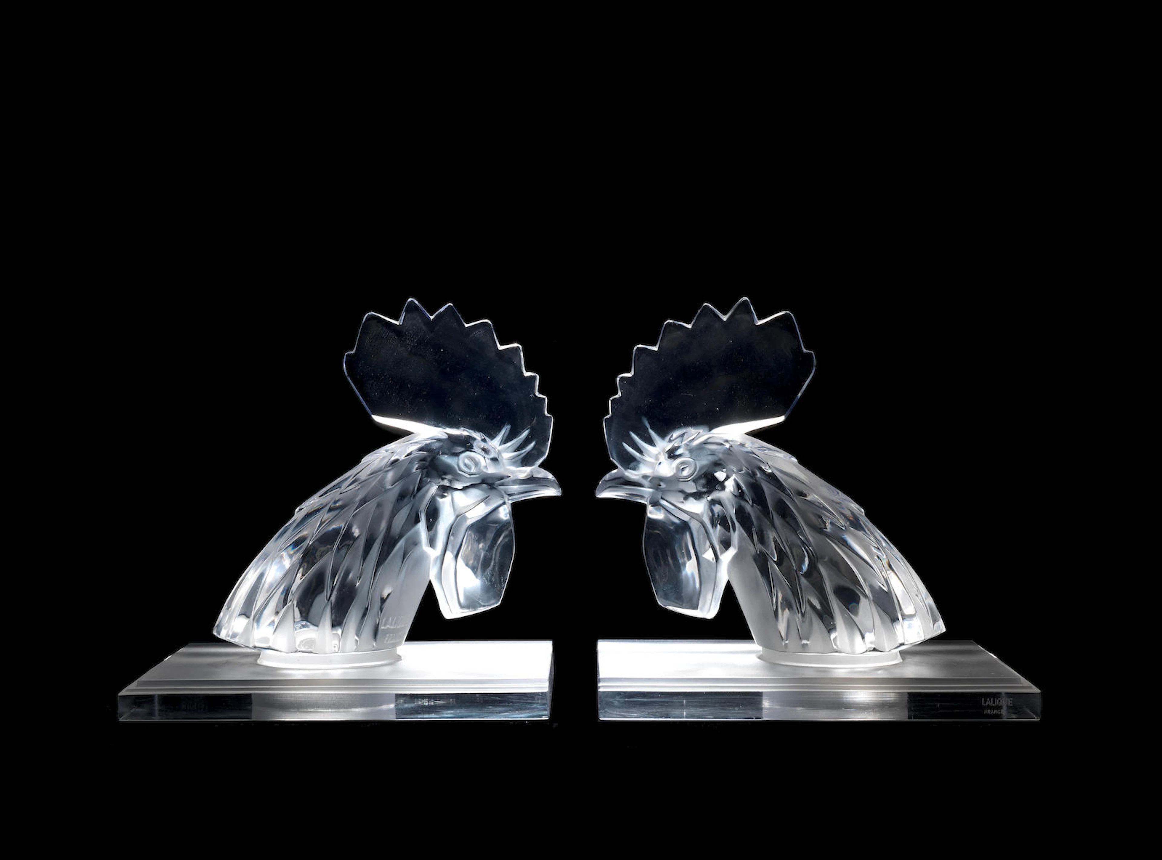 Paire de mascottes « Tête de Coq » montées en serre-livres, par René Lalique, production française, introduite le 3 février 1928,