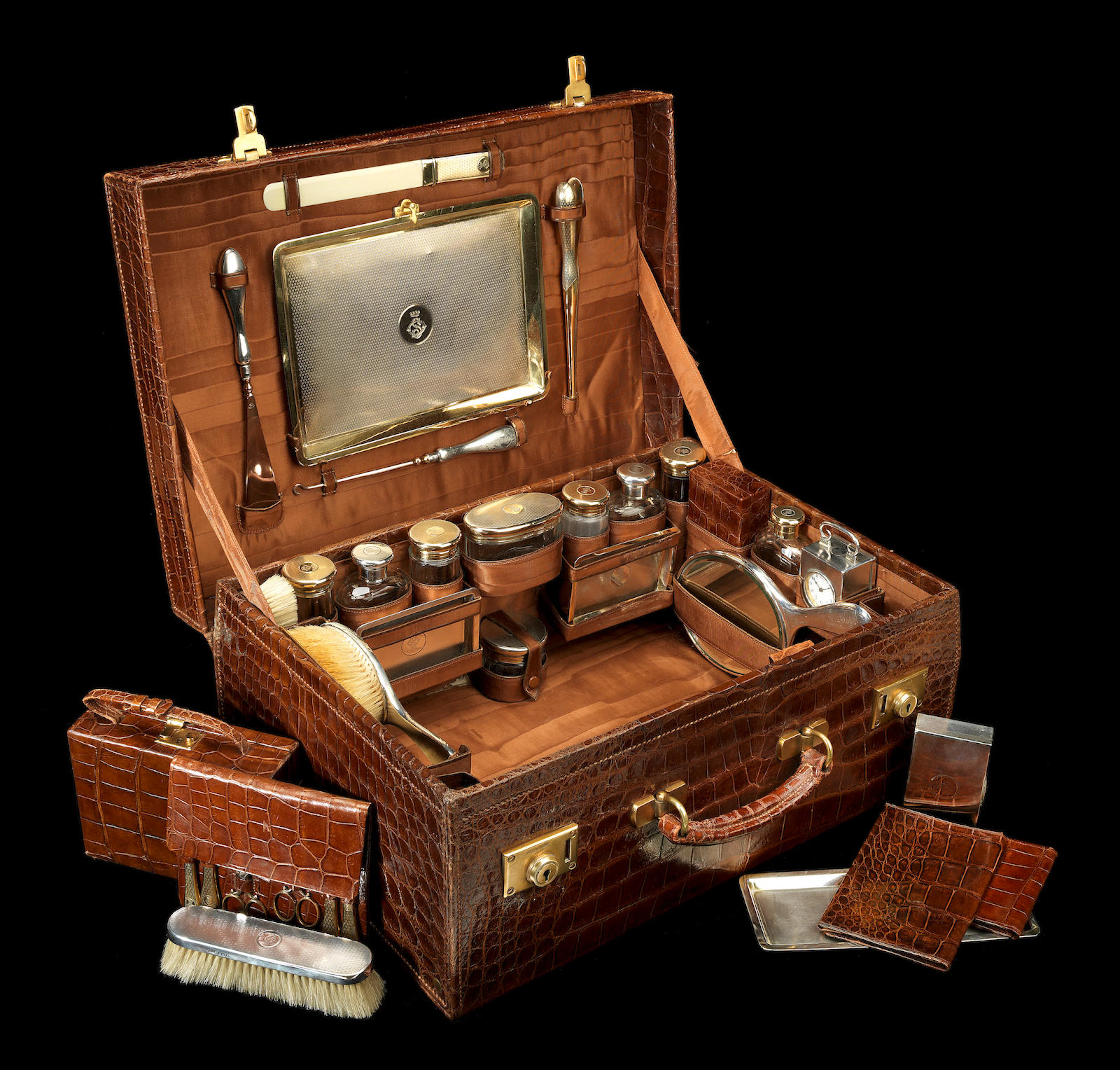Très belle trousse de toilette en crocodile pour dame avec accessoires en argent massif par John Collard Vickery de Regent St., Londres, circa 1924,