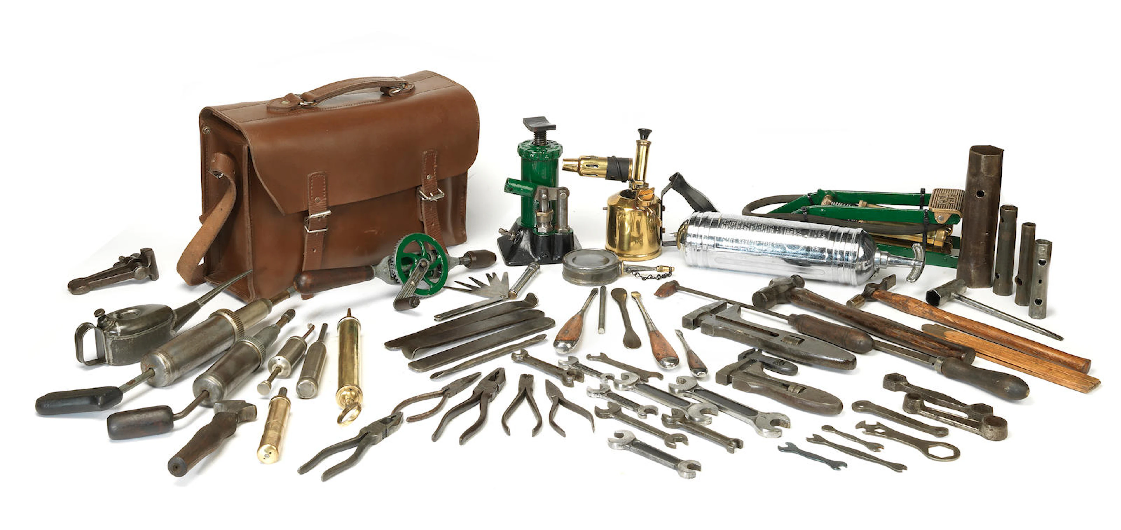 Jeu d'outils divers convenant à une automobile ancêtre ou vintage dont Bentley,