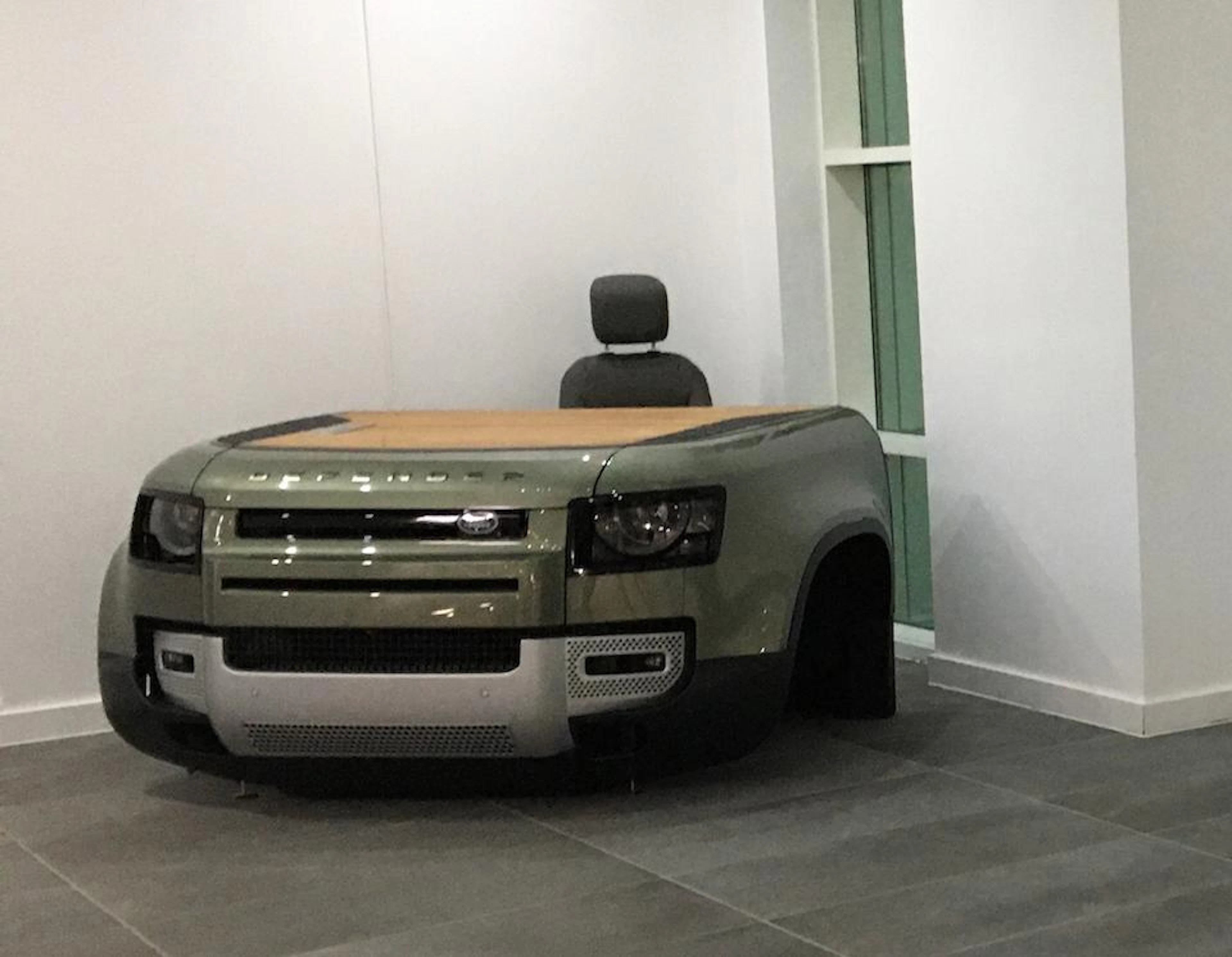 2020 Land Rover Defender Desk & Chair