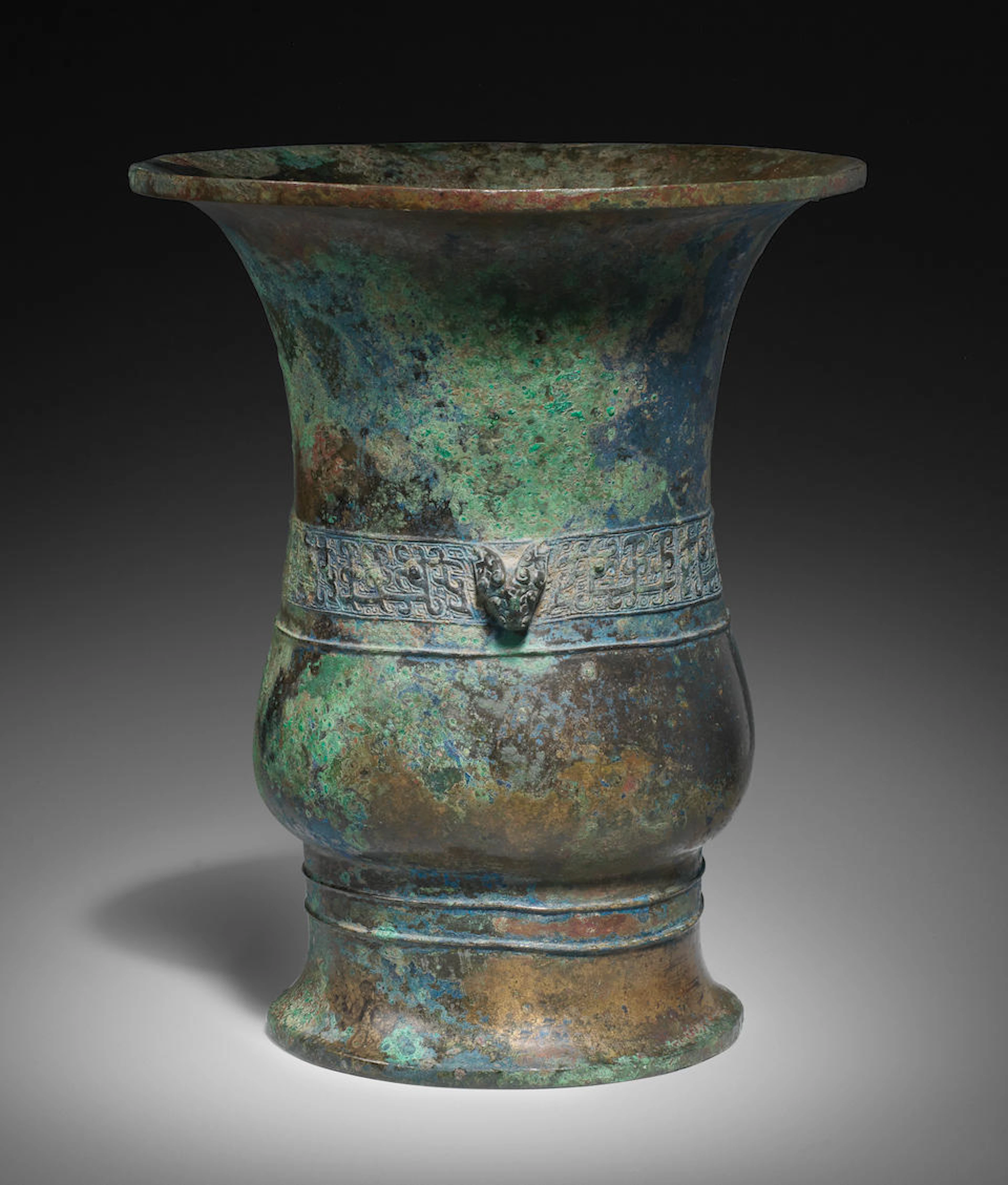 A RARE ARCHAIC BRONZE RITUAL VESSEL
