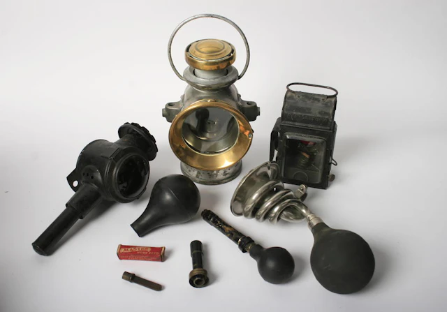Three lamps and a horn, ((Qty))