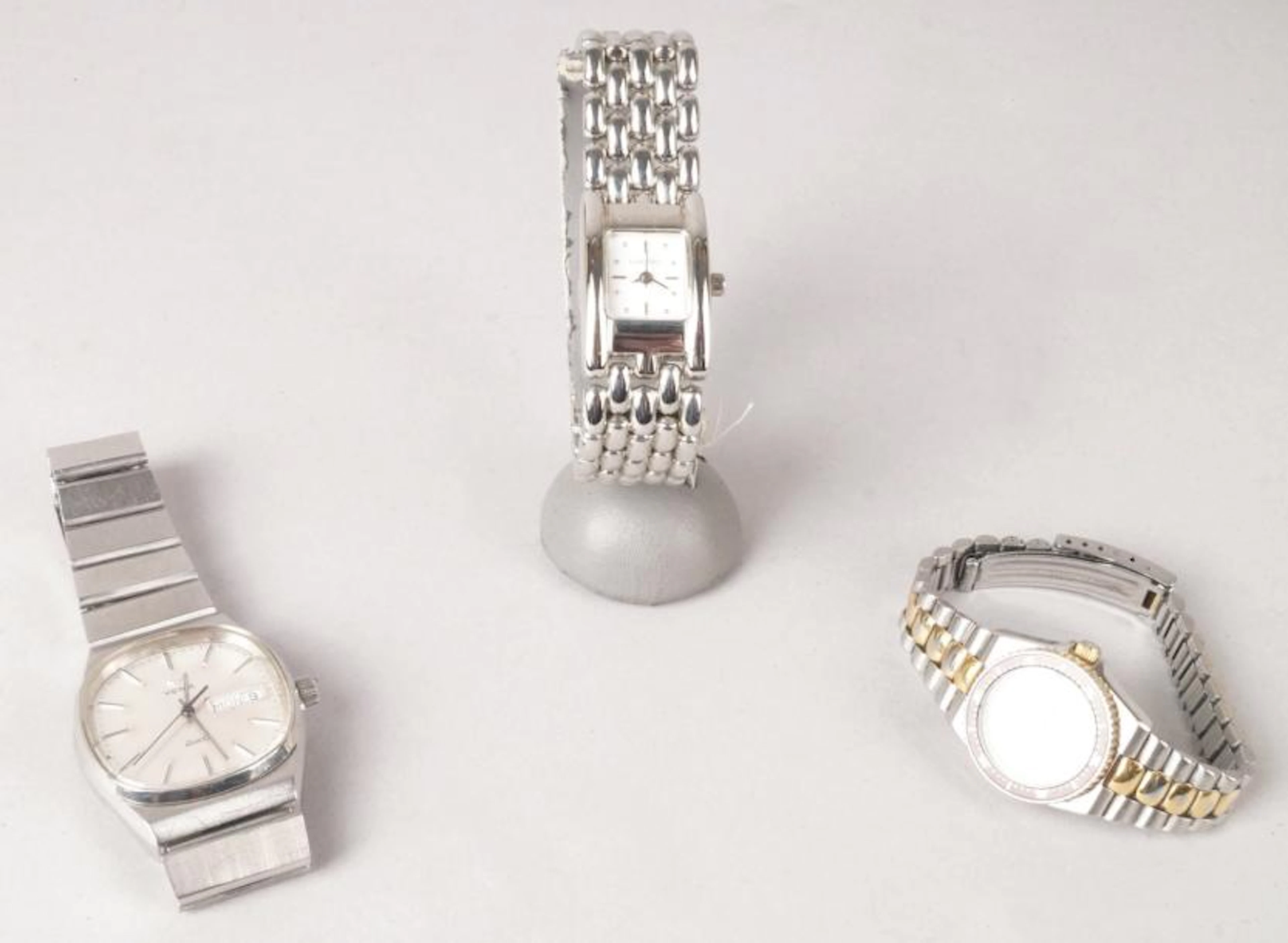 DEUX MONTRES DE DAME de marque Lancôme et Pulsar en acier et...