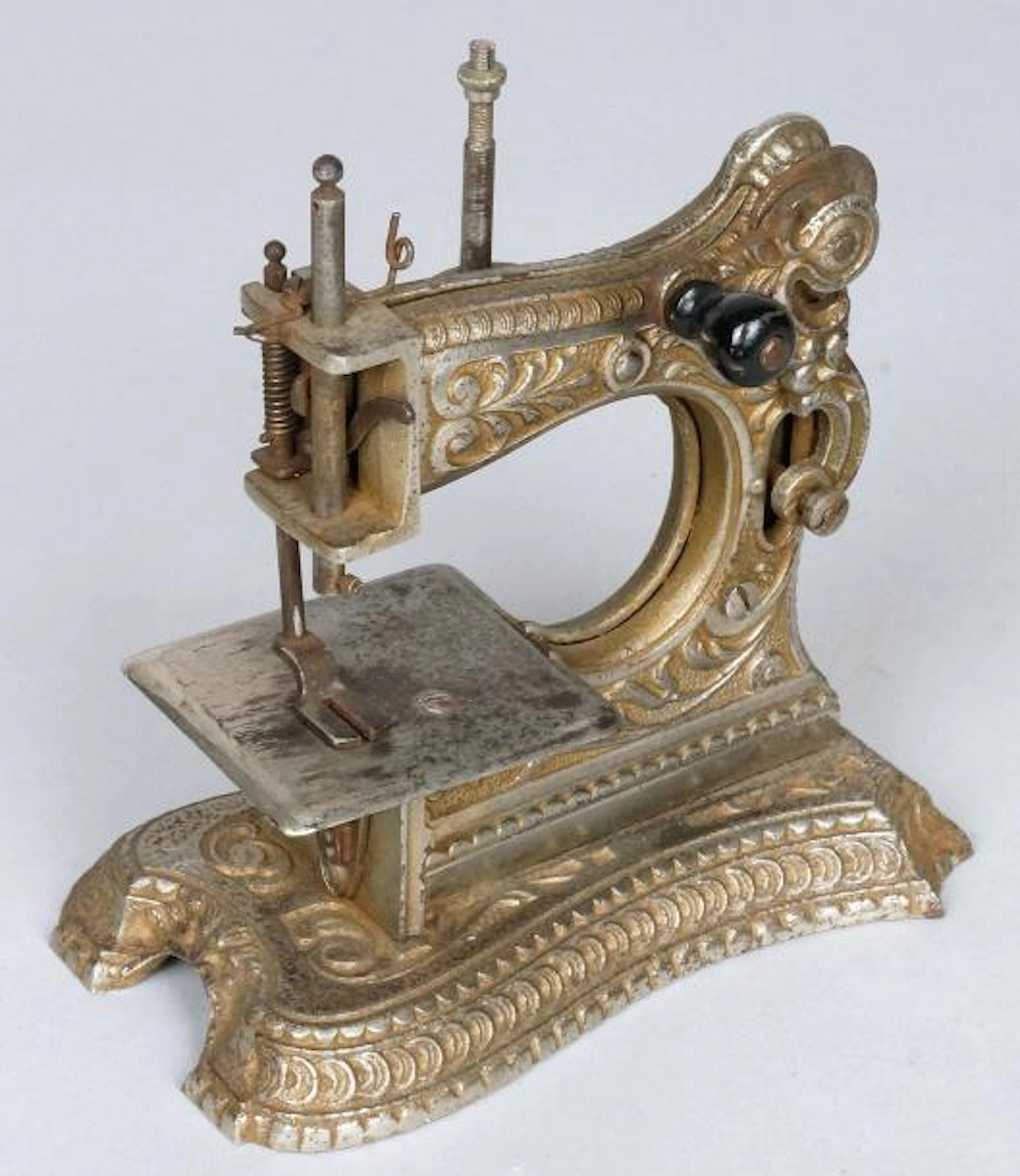 MACHINE À COUDRE d'ENFANT en métal argenté à décor de rinceaux...