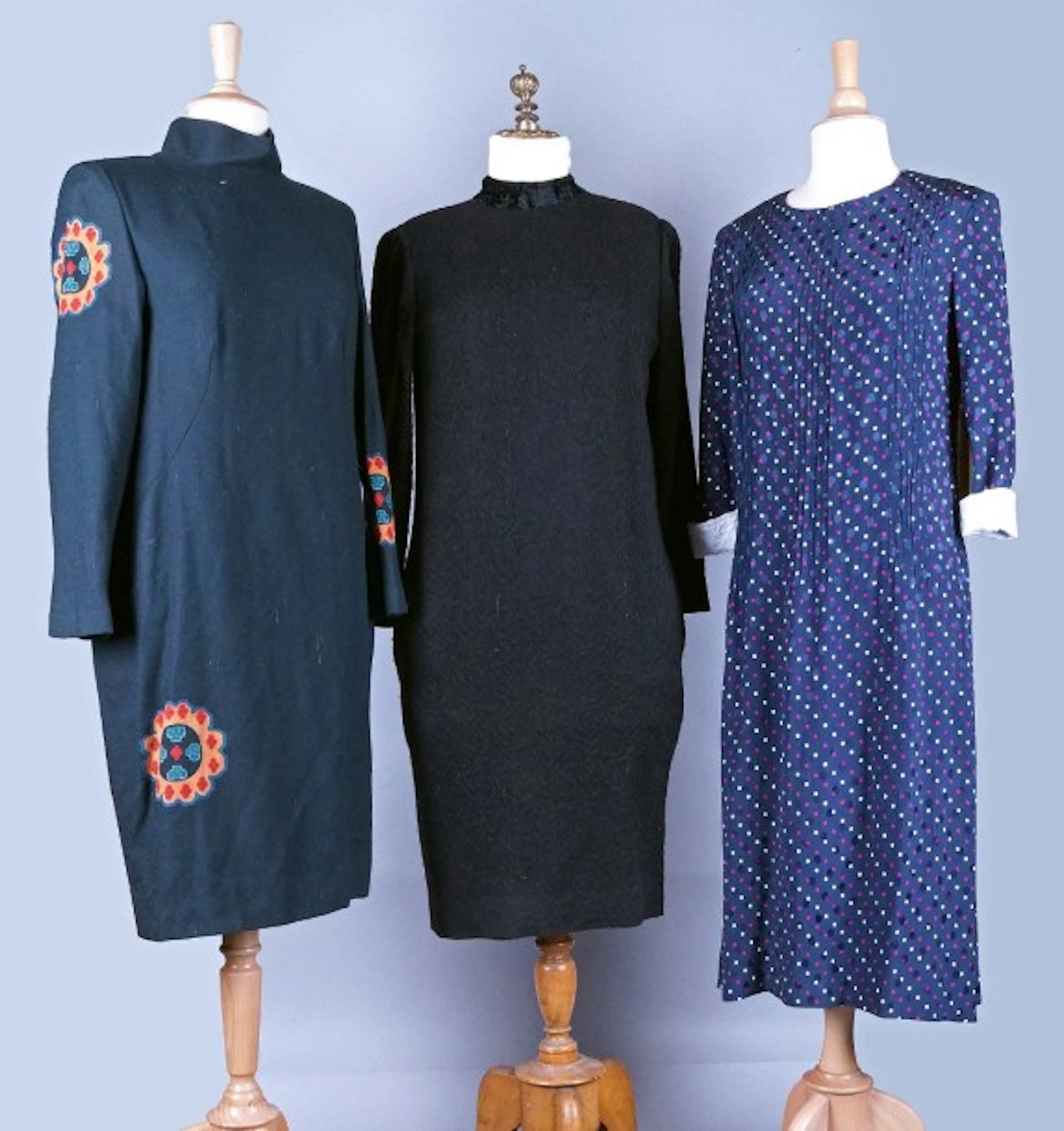 1 - NINA RICCI Boutique Paris ROBE en maille noire avec motif en relief