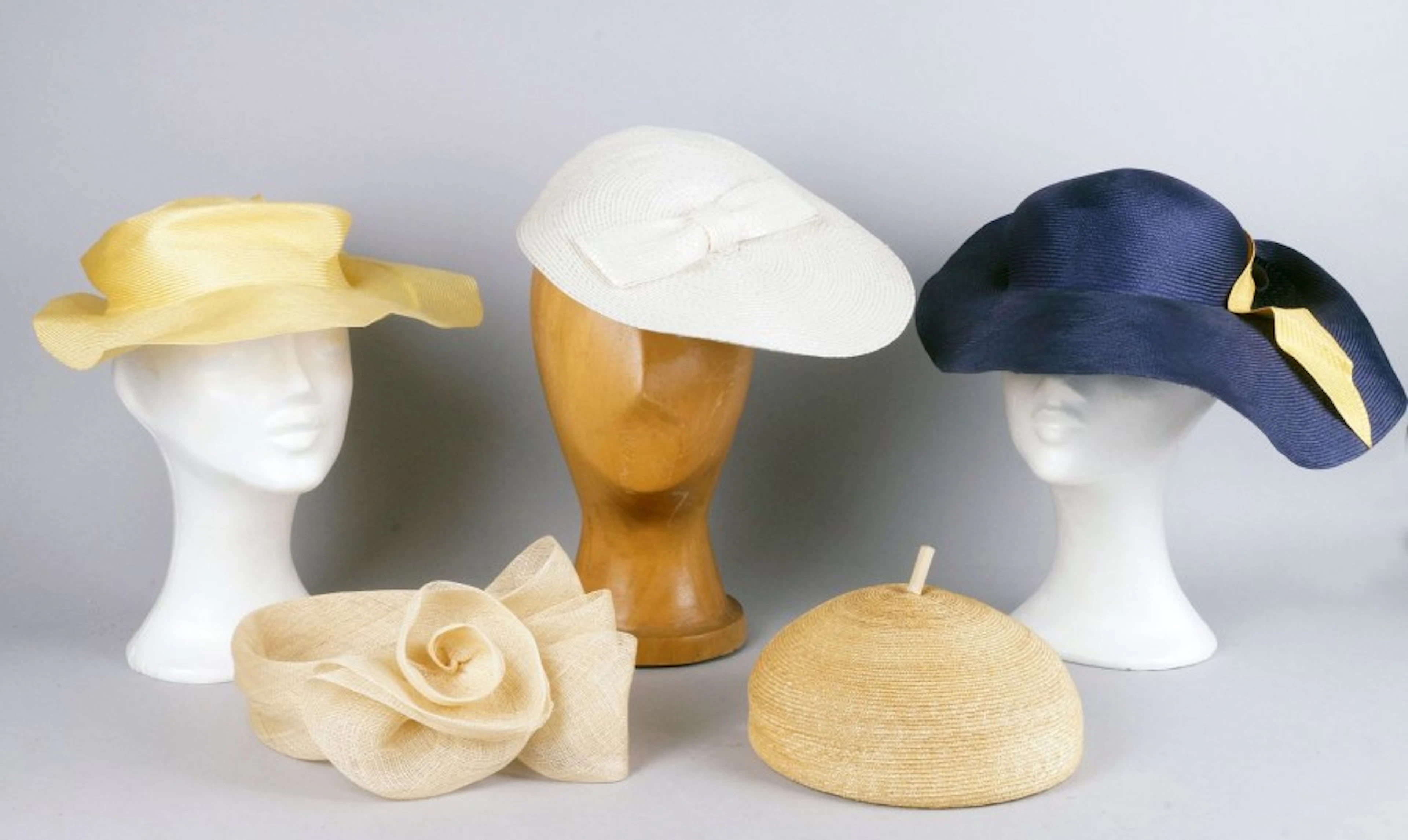 LOT DE CHAPEAUX EN PAILLE comprenant: trois capelines de marque Céline