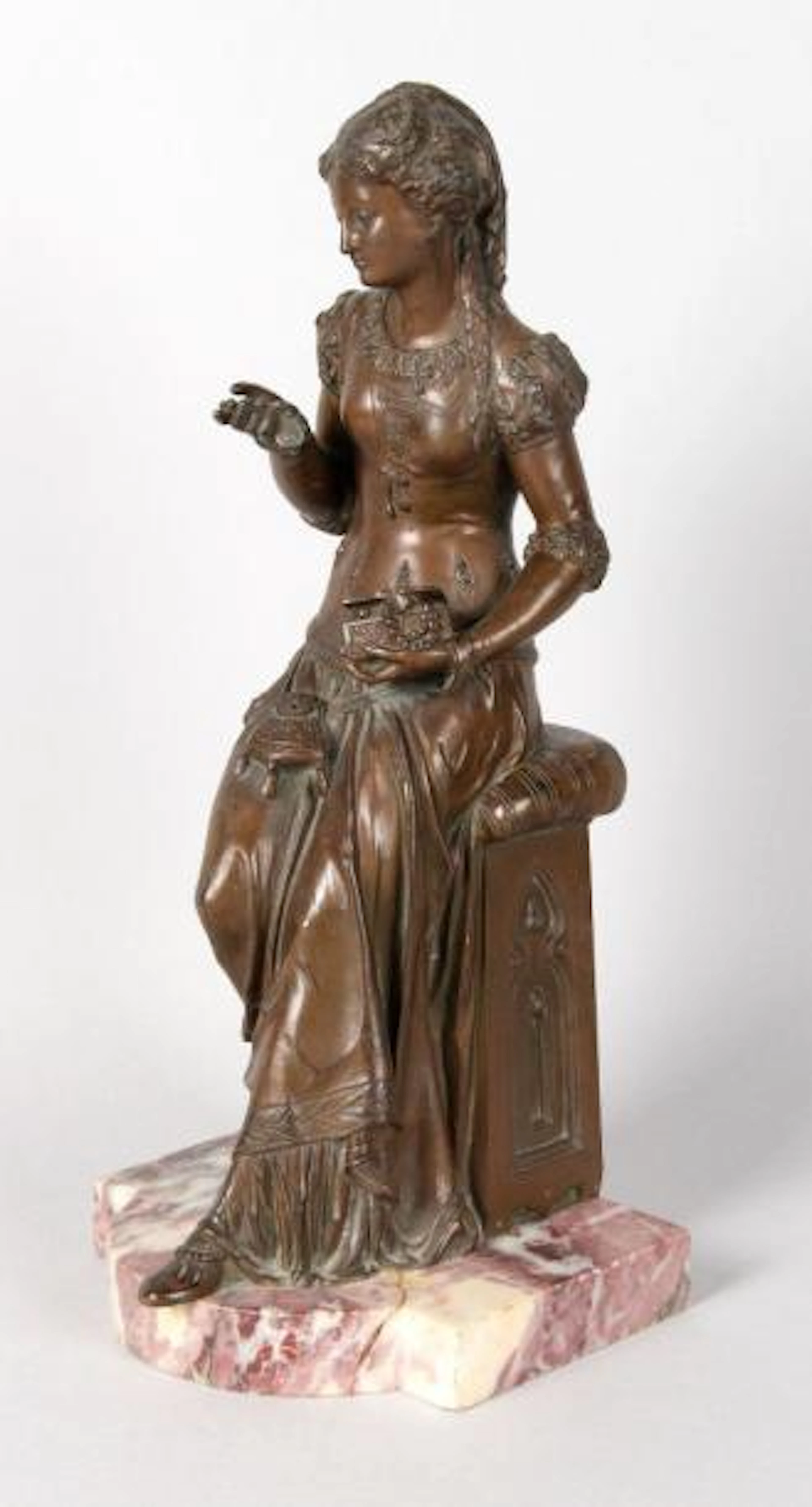 FEMME VÊTUE À LA MODE