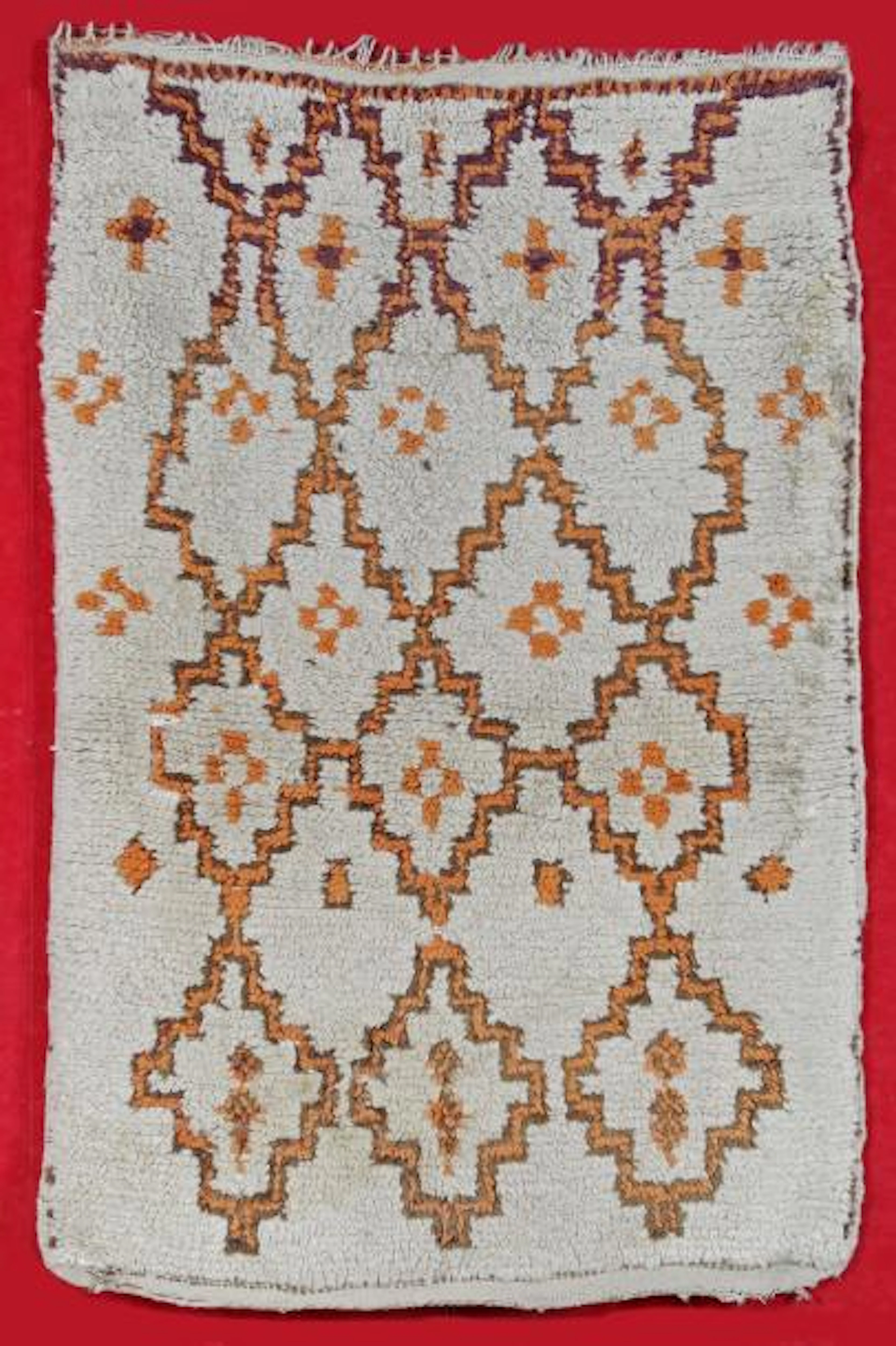 TAPIS BERBERE vers 1960. (petits trous).…
