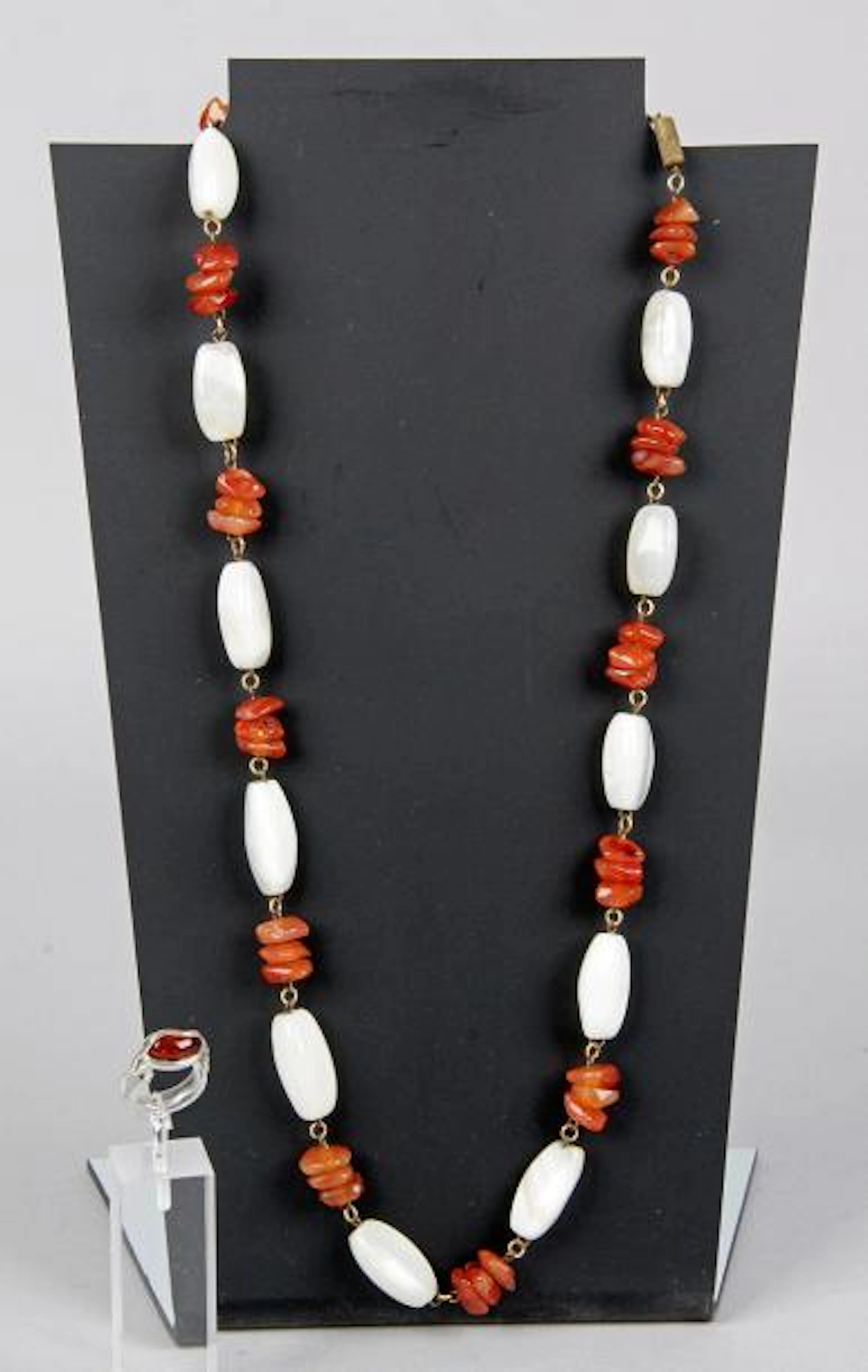 - COLLIER en cornaline et calcédoine. L.:…