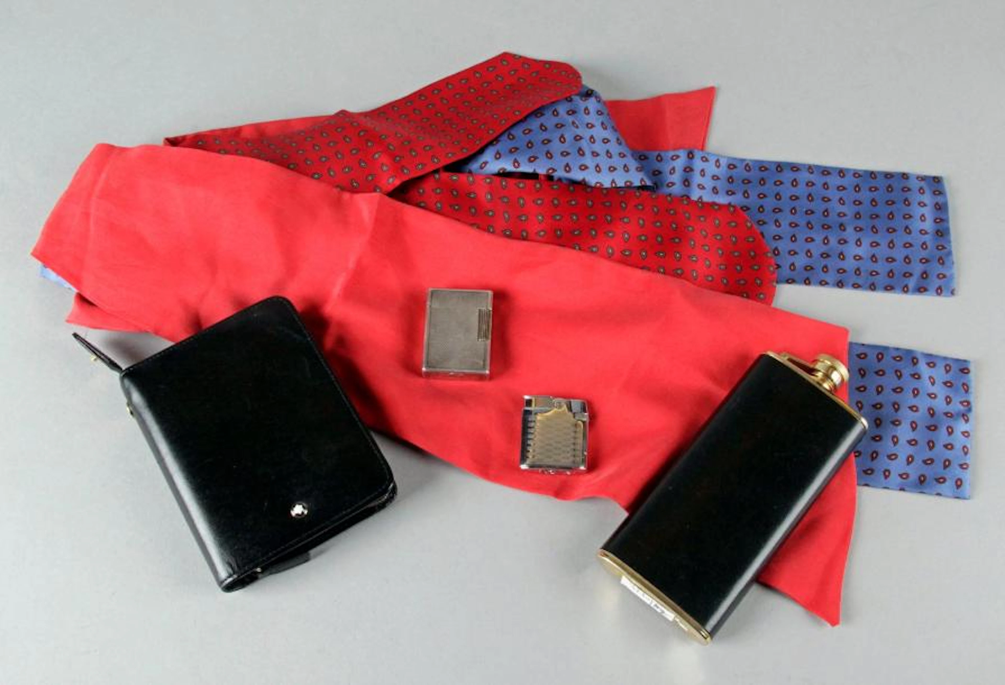 LOT comprenant: - DEUX ASCOTS en twill de…