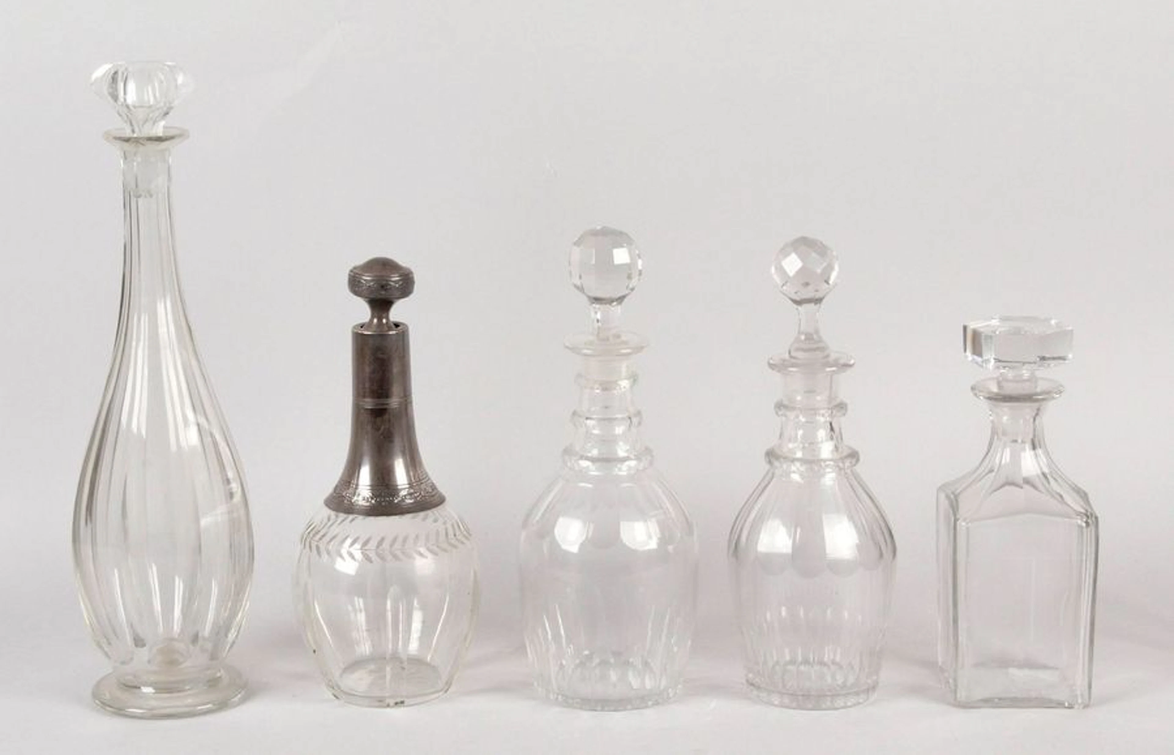 CARAFE SUR PIÉDOUCHE en cristal de Baccarat…