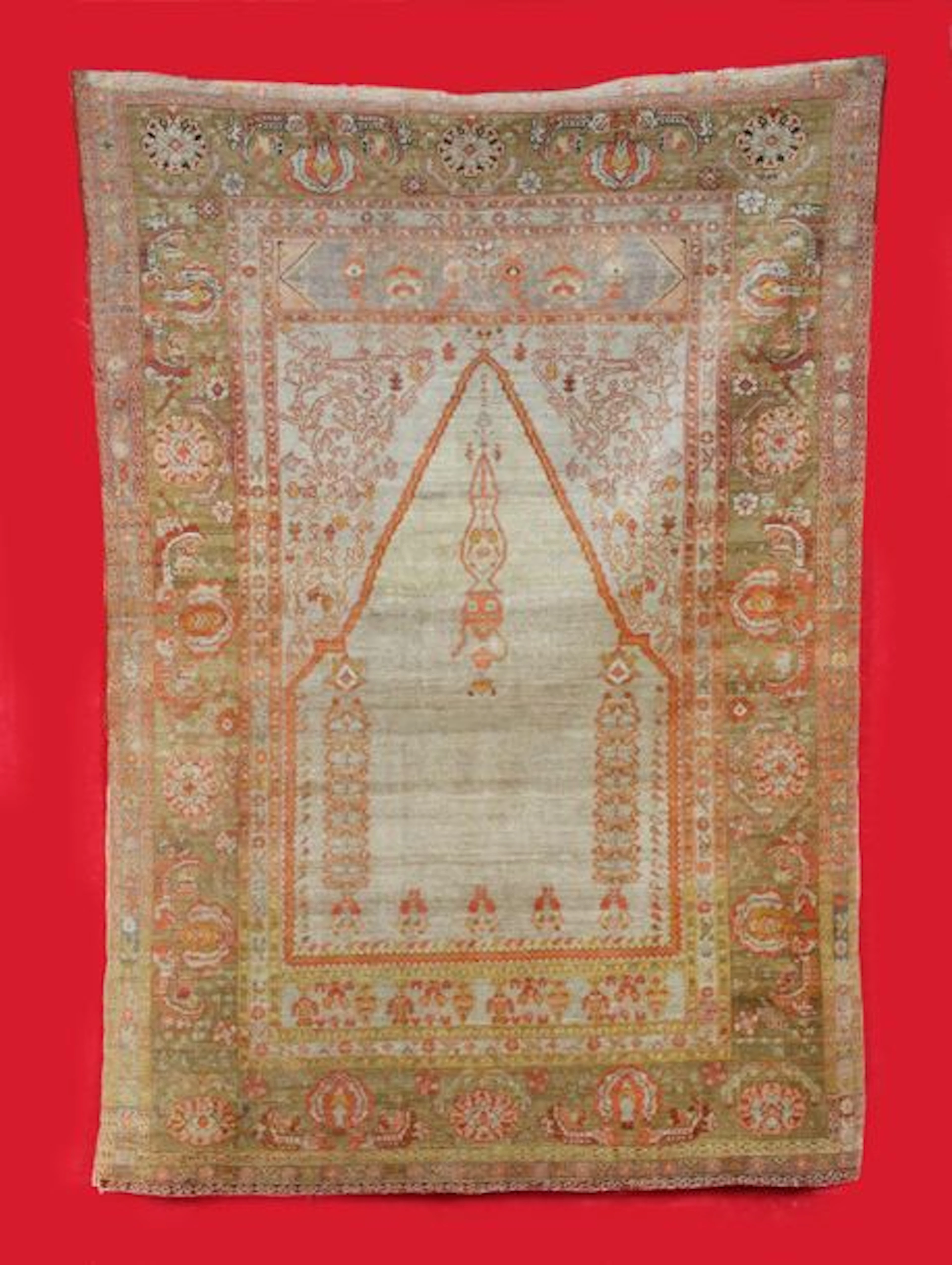 FIN ET ANCIEN TAPIS KONYA vers 1900. De forme…
