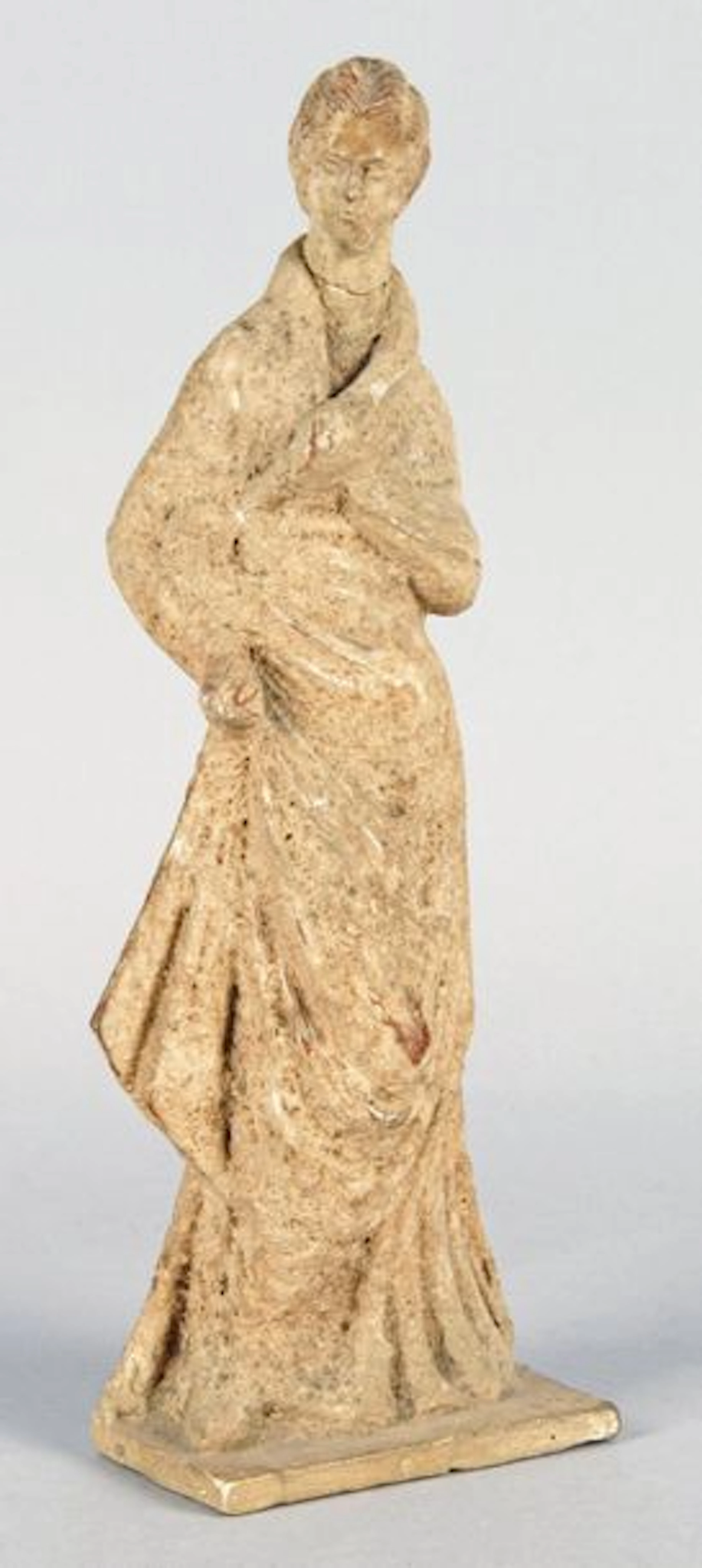 STATUETTE en terre cuite. Jeune femme aux…