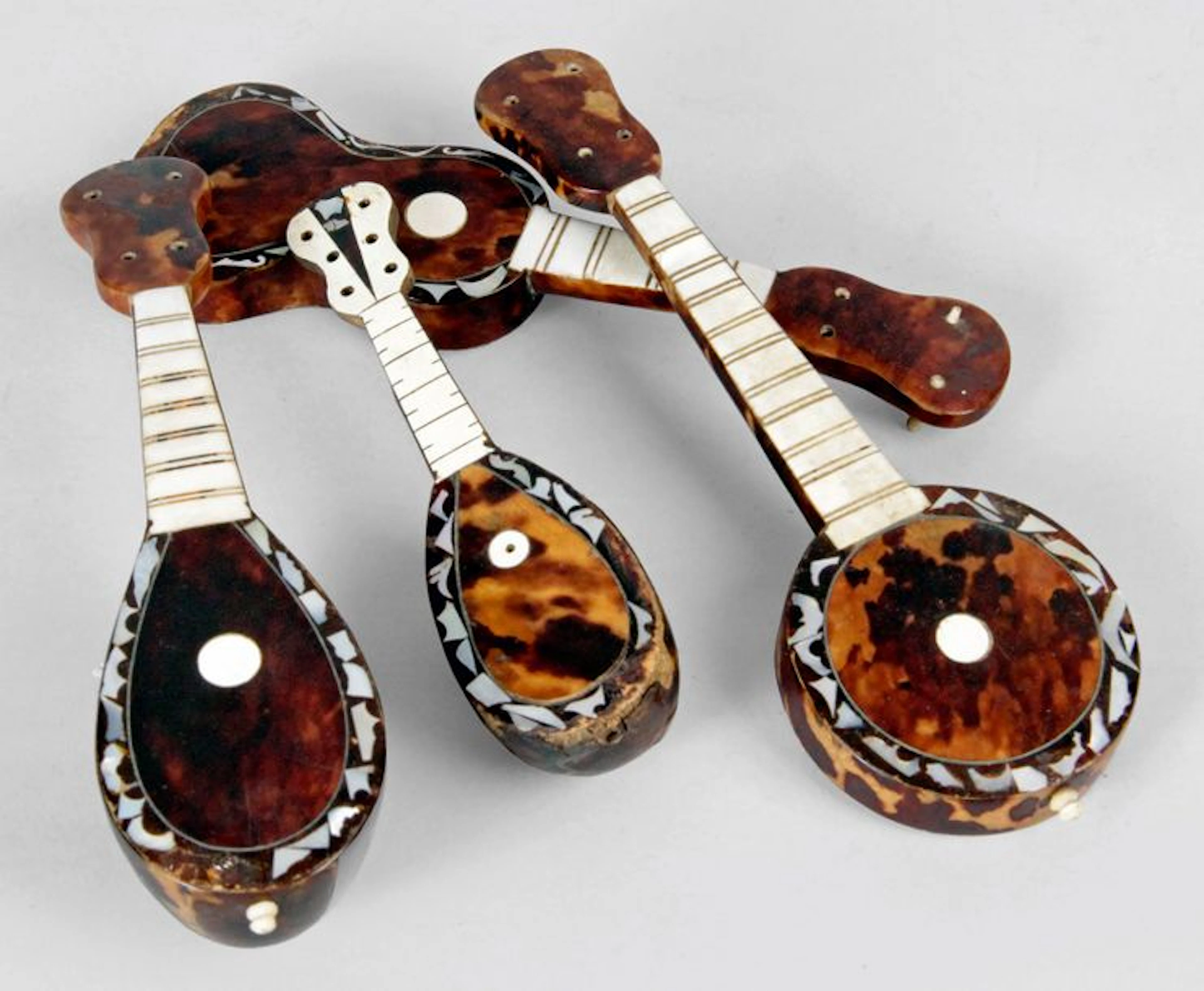 DEUX MANDOLINES, UNE GUITARE et UN BANJO…