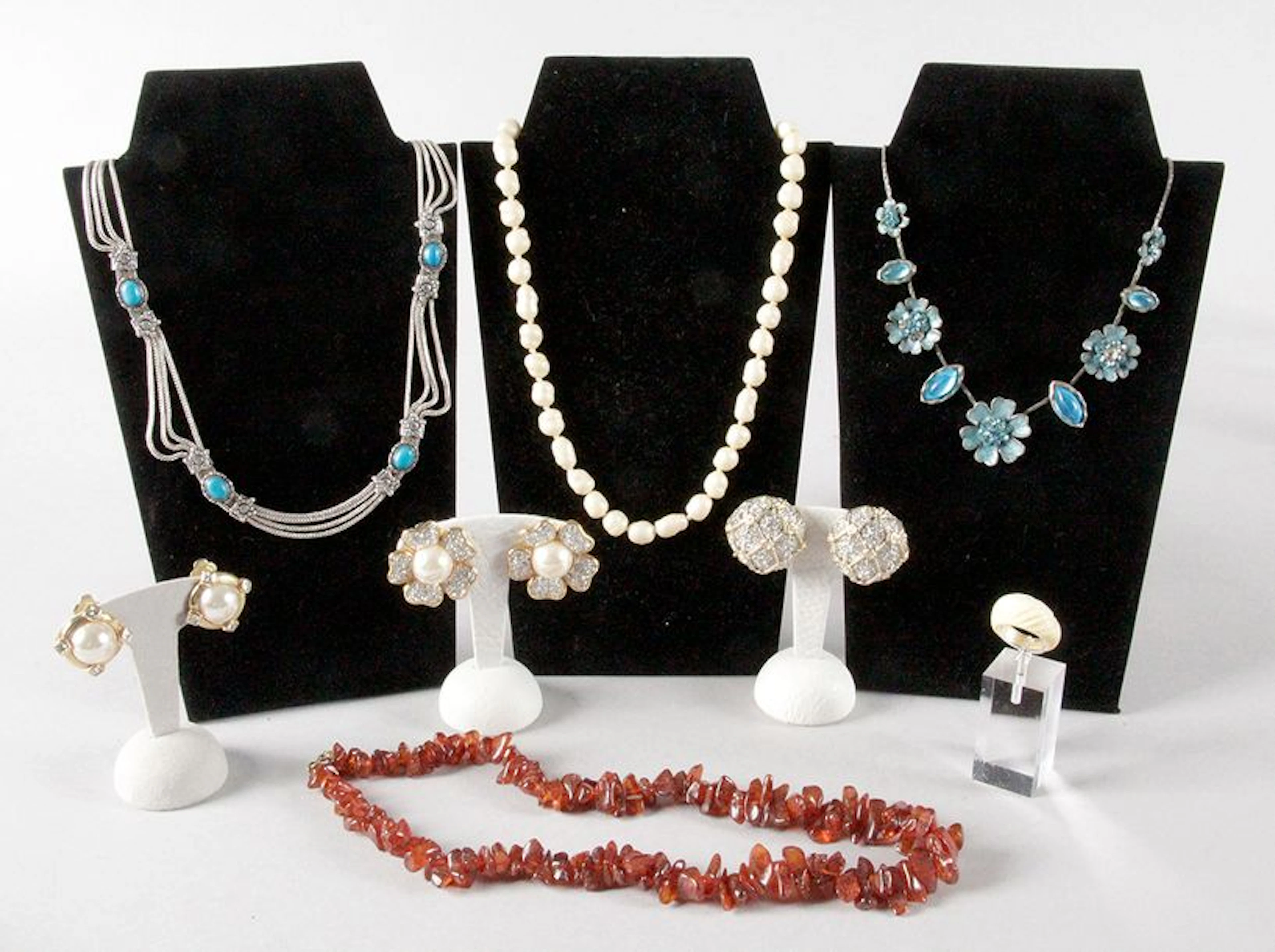 LOT DE BIJOUX 1 - COLLIER en ambre 2 - BAGUE…