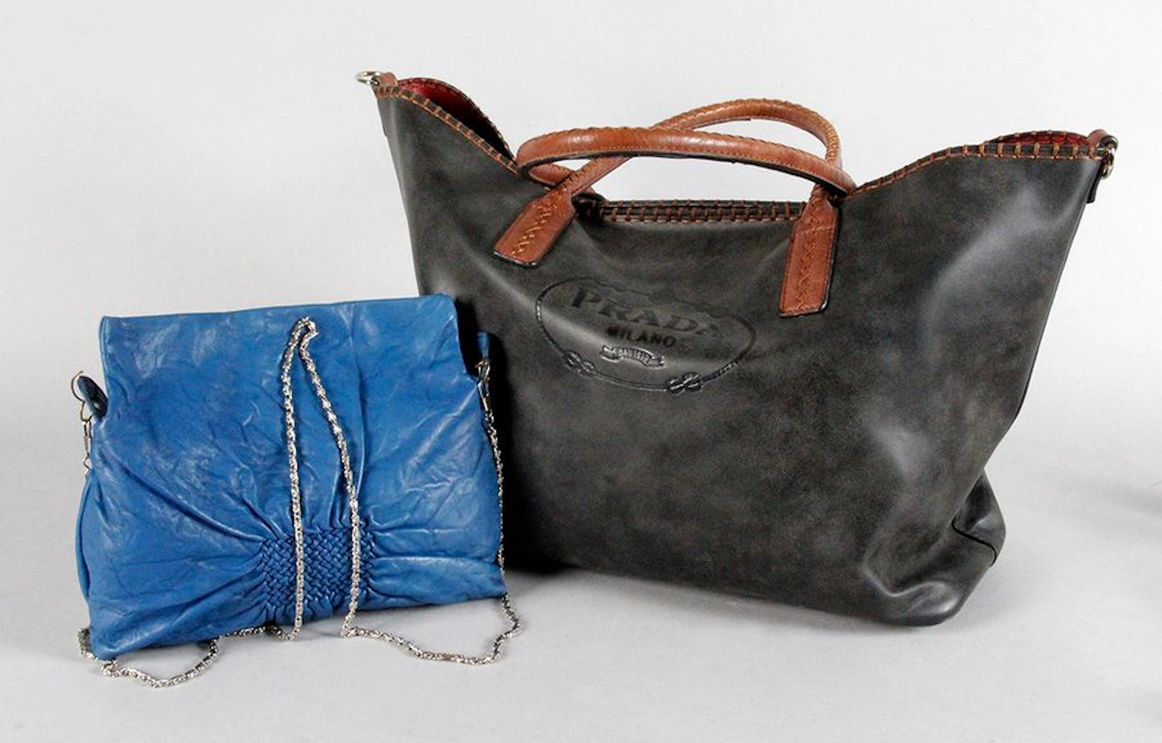 LOT comprenant: 1 - PRADA SAC CABAT à deux…