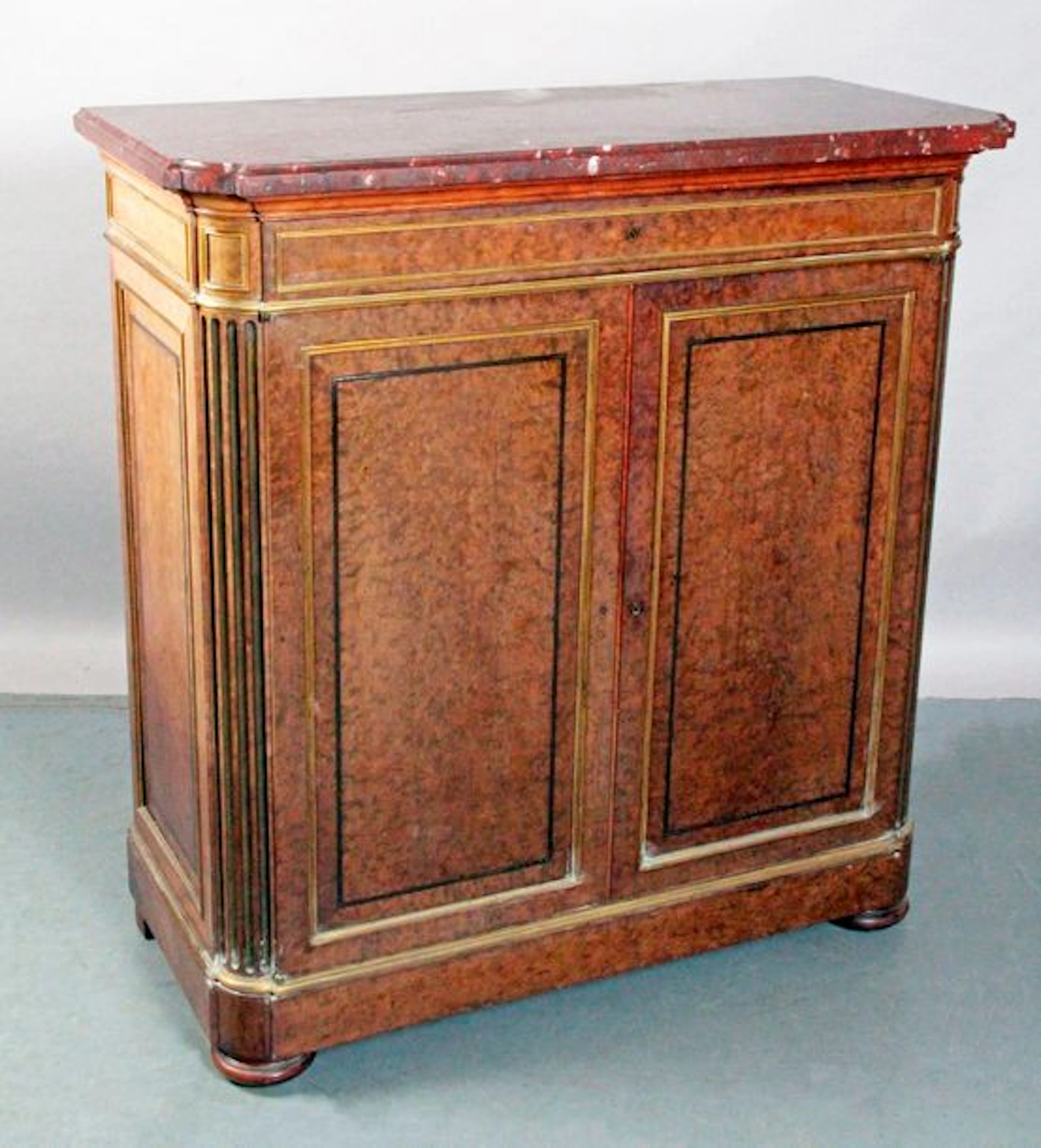MEUBLE D'APPUI en placage de loupe d'amboine,…